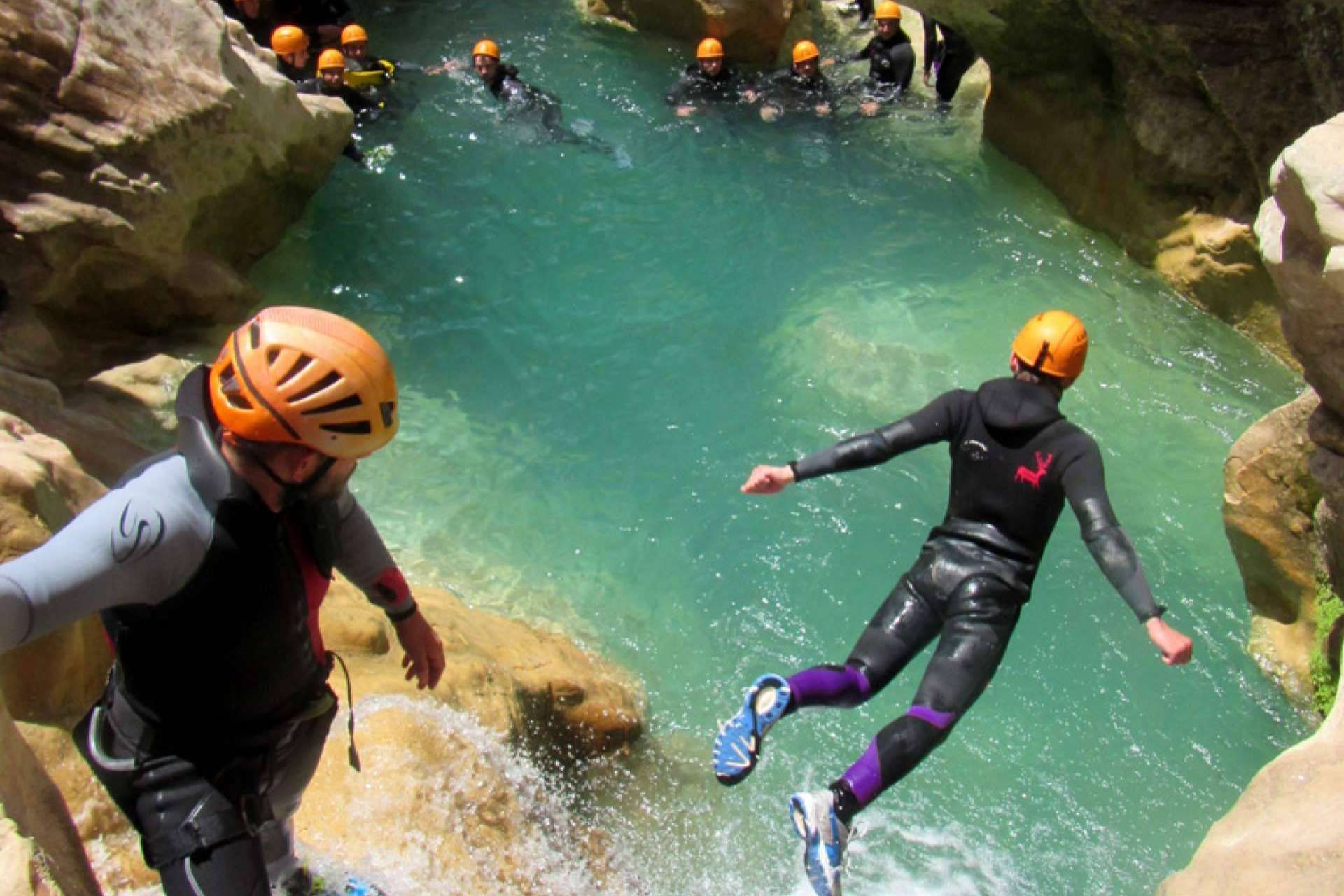 Barranquismo y vía ferrata en Huesca con Rumbo Aventura, deportes de aventura para todos los públicos