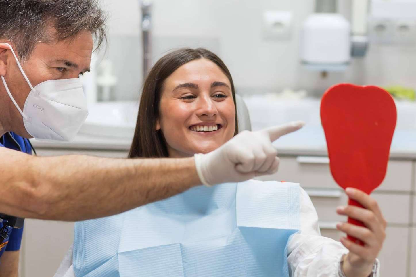 Dental Roca realiza el procedimiento de implantes dentales