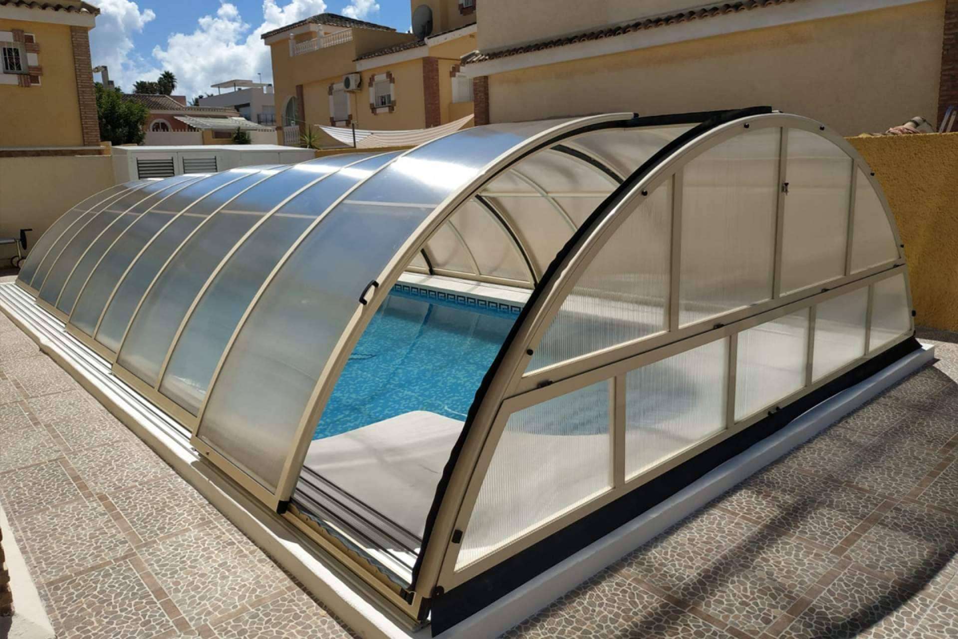 COVERTTO ofrece consejos sobre cuál es la opción más segura en cuanto a cubiertas de piscinas