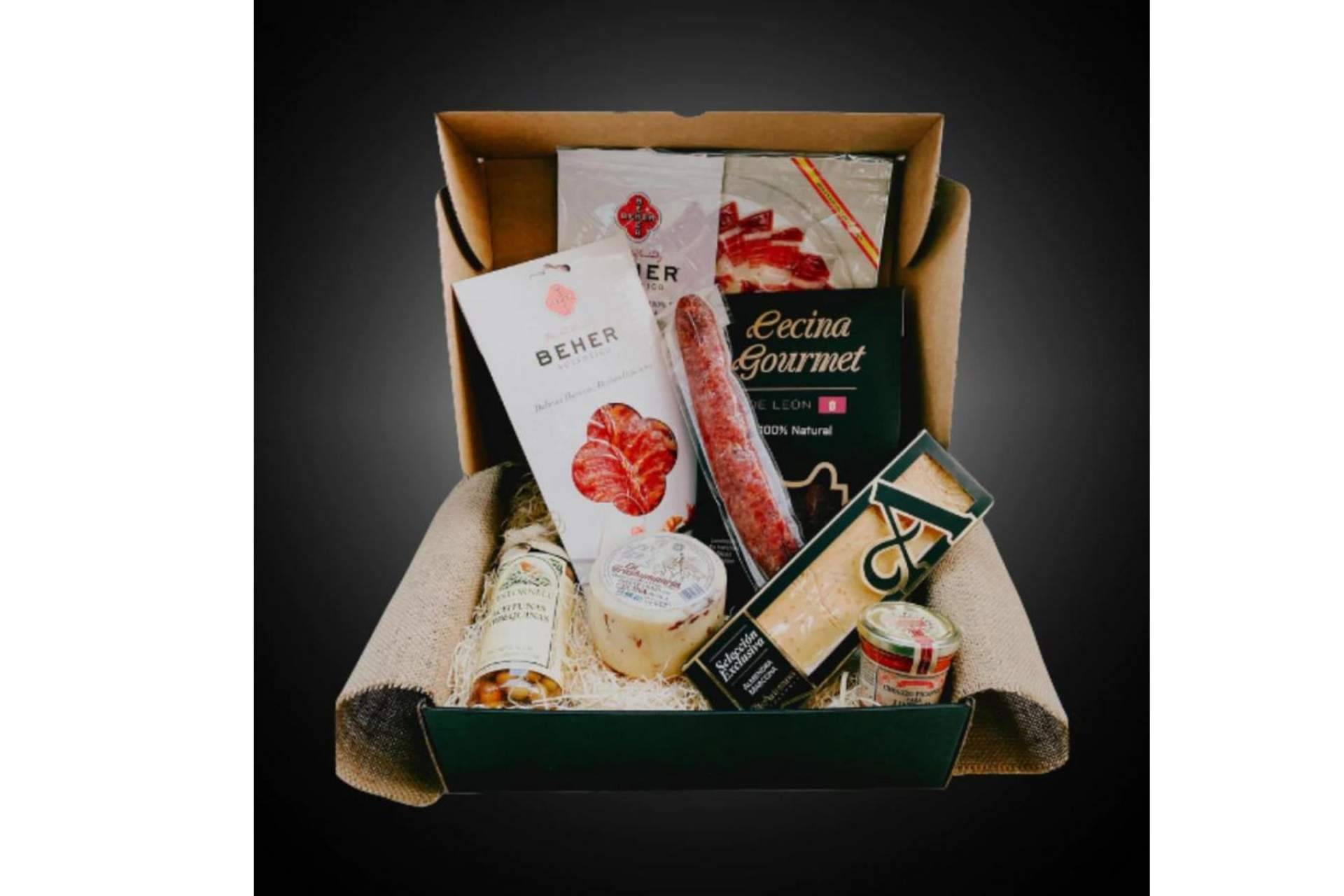 Cesta productos gourmet con dedicatoria y foto en Bon León