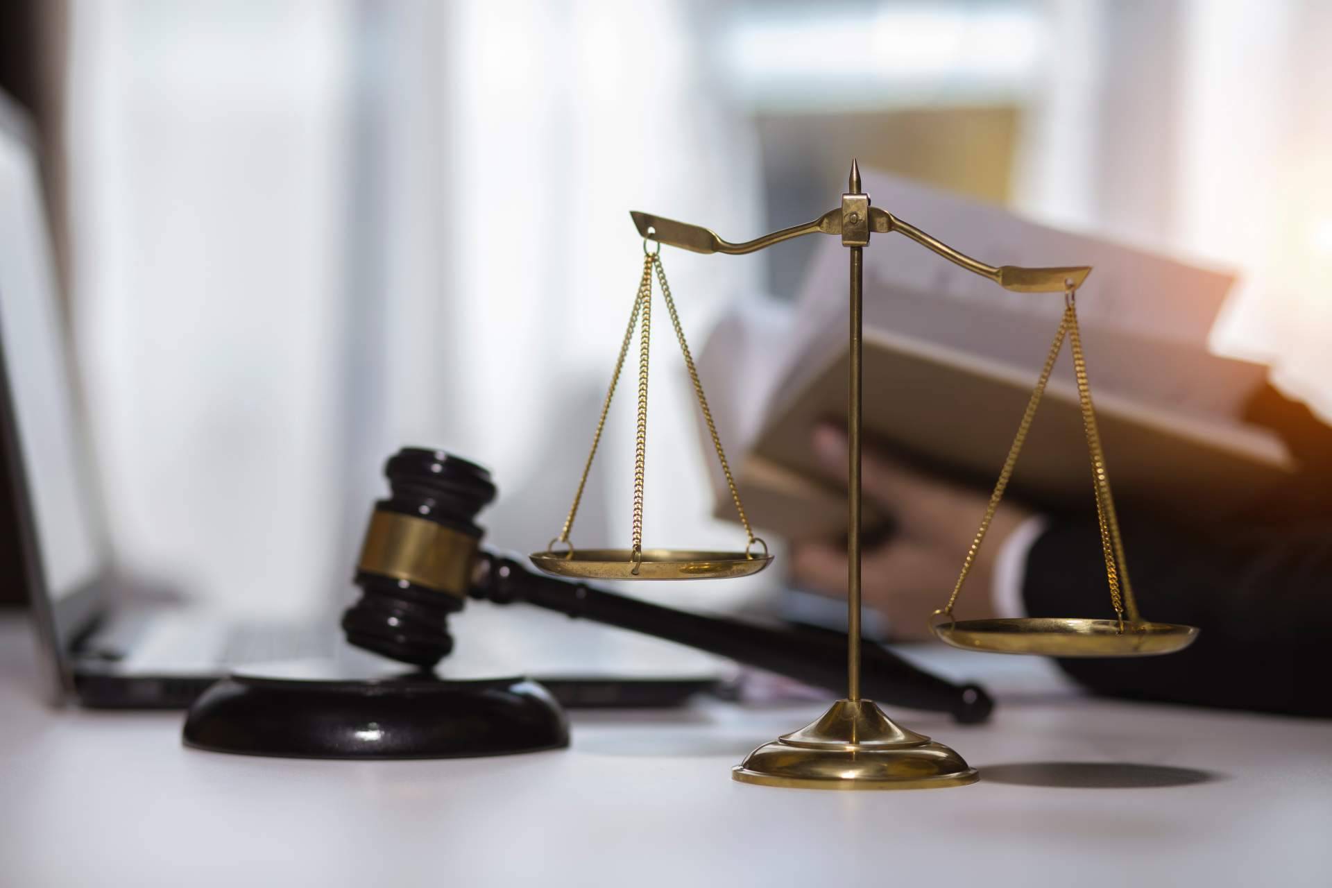 ¿Cuáles son las regulaciones normativas y obligaciones legales que deben cumplir las empresas?