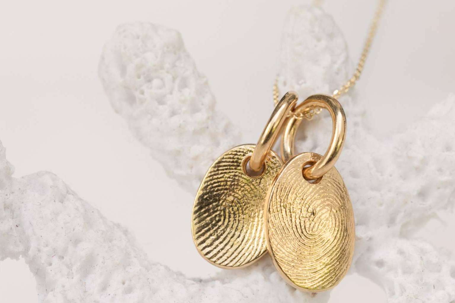 Regalos para madres ideales disponibles en la web de Dejando Huella Joyas