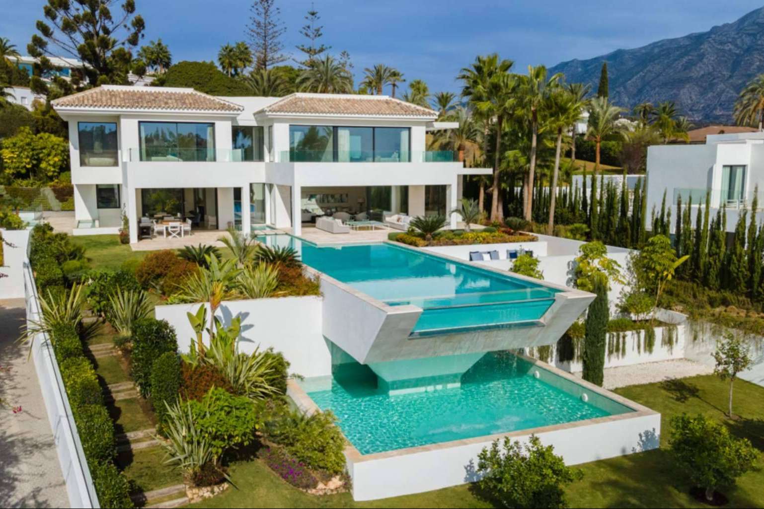 Las villas de lujo de Zeuthen & Company en La Cerquilla de Nueva Andalucia