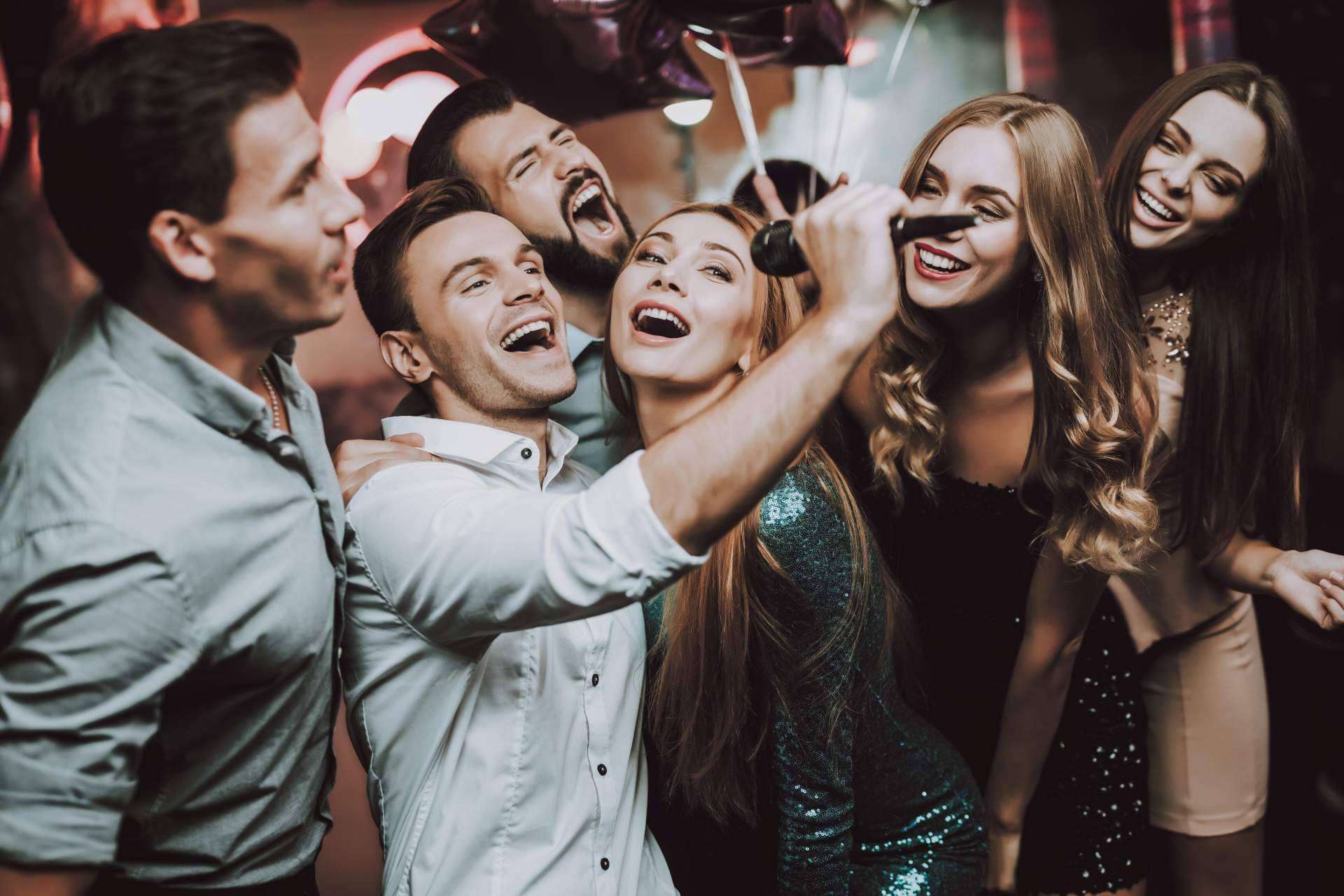 Más de 30 años de experiencia en el sector del ocio nocturno con karaoke, un aspecto destacado del equipo de Karaoke Katakana Madrid