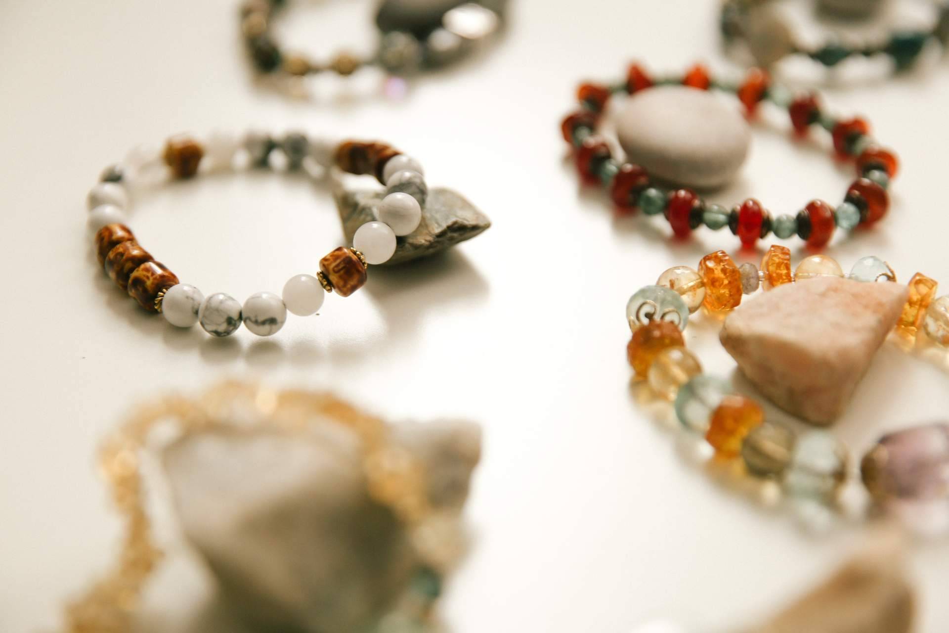 Los beneficios de las pulseras de piedras para la salud