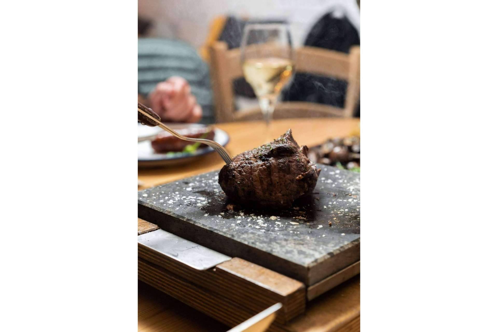 El restaurante Tío Joe ofrece a sus clientes la posibilidad de llevar a domicilio carne de primera calidad, en Barcelona