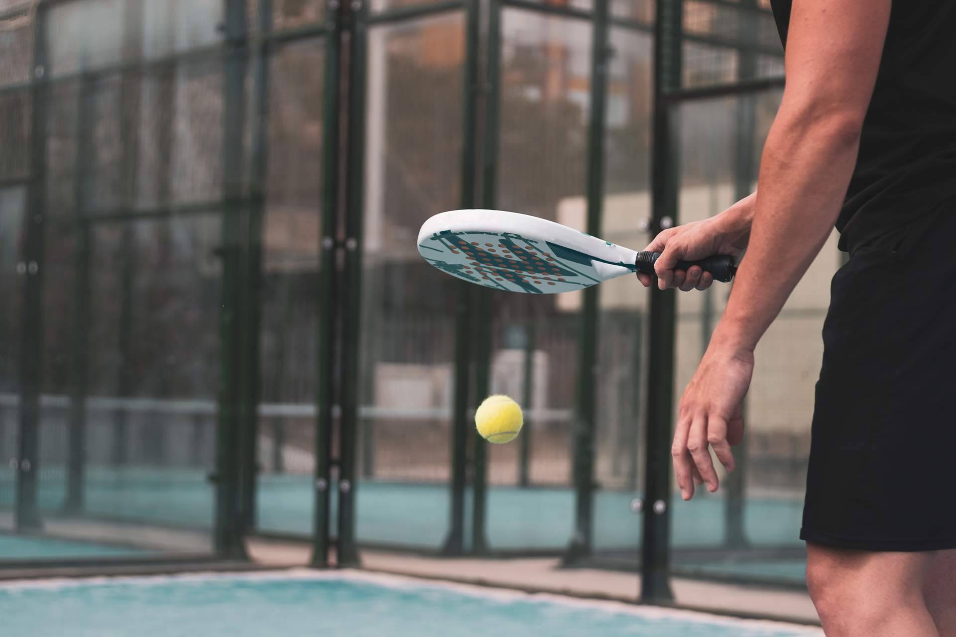 Las bolas de pádel y palas de pádel para todos los niveles que ofrece SPORT AND TREND