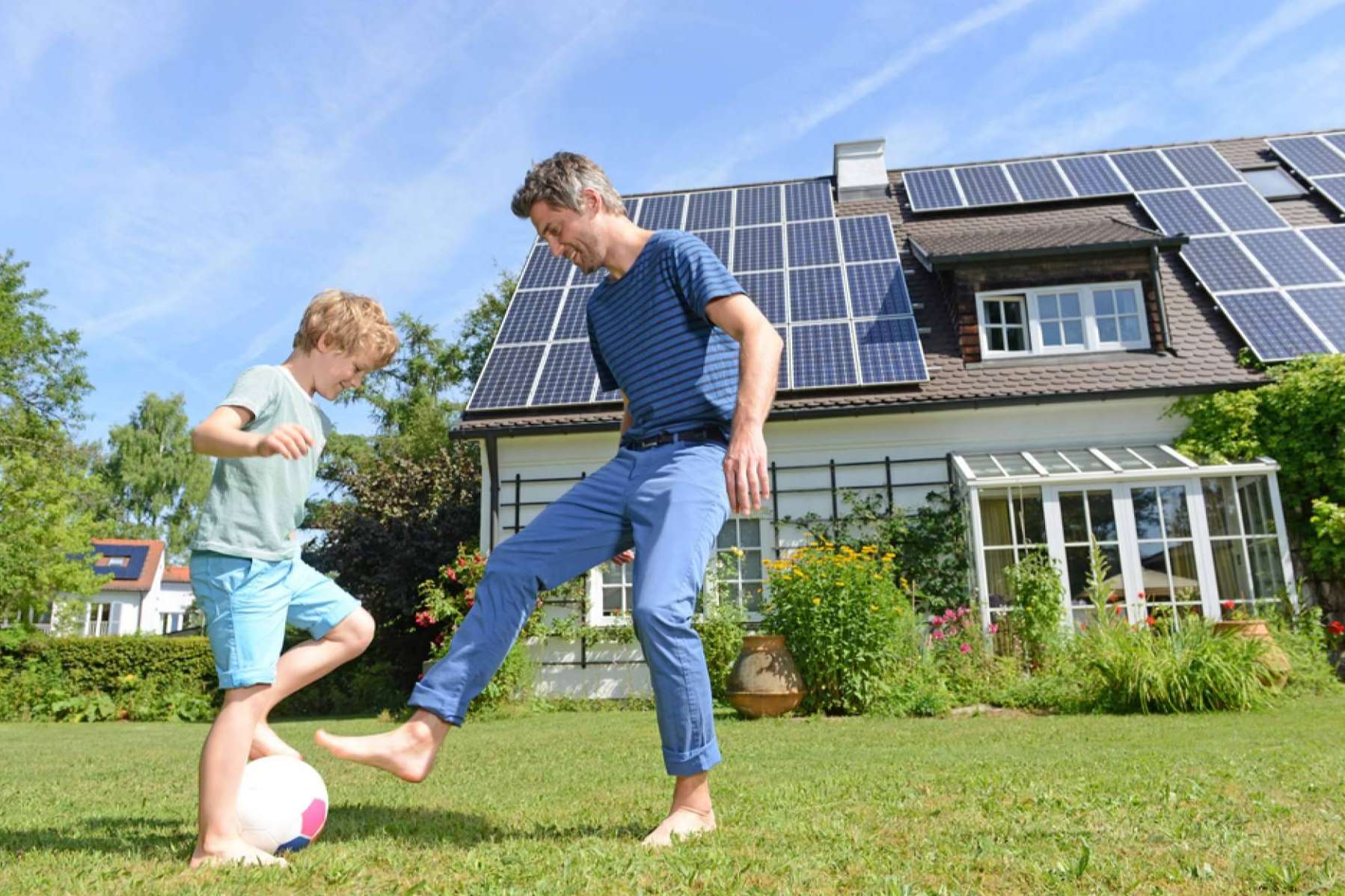 Instalación de placas solares para mejorar la calidad de vida familiar
