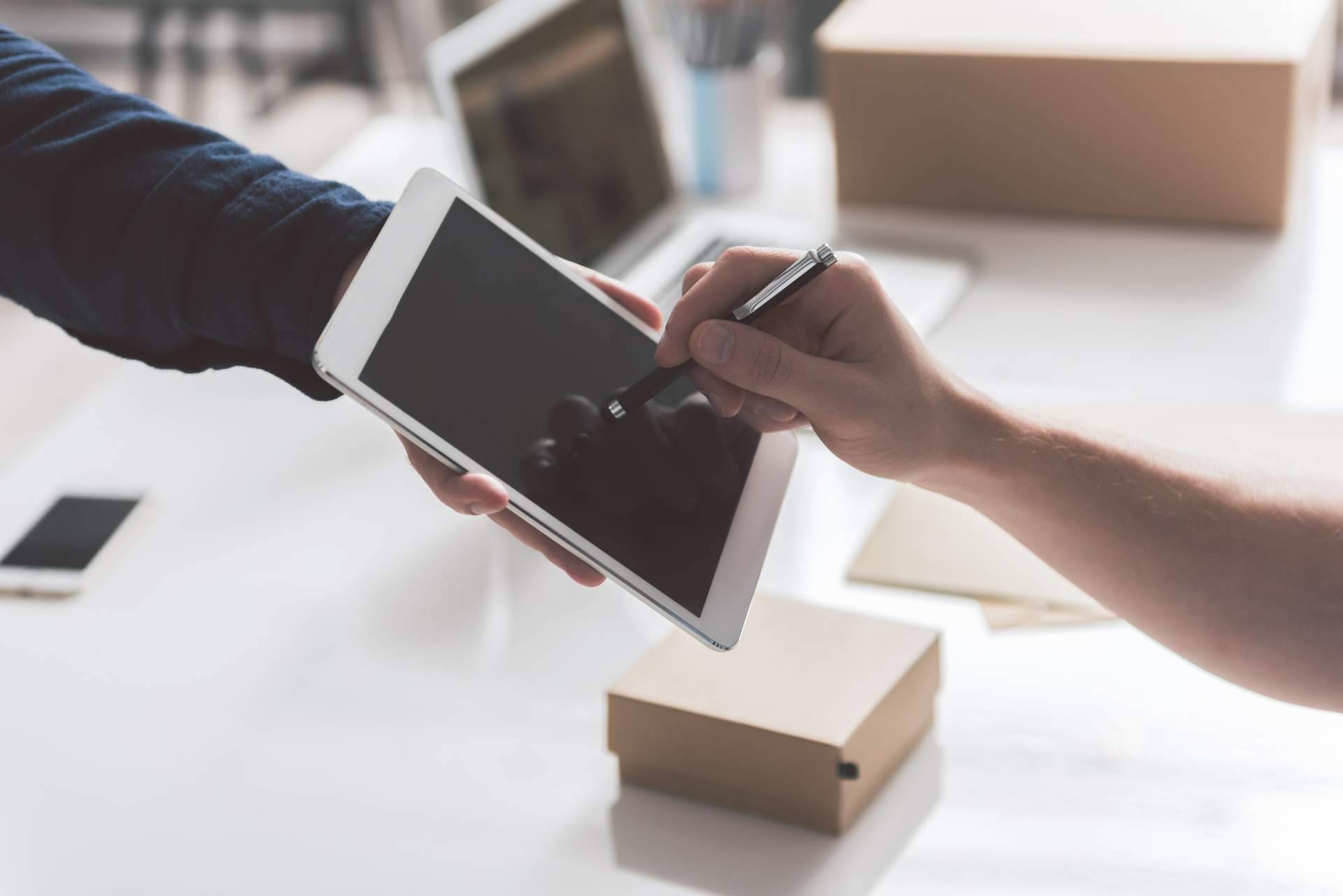 Las ventajas y los usos de utilizar la aplicación SIGNply  para firmar online en empresas