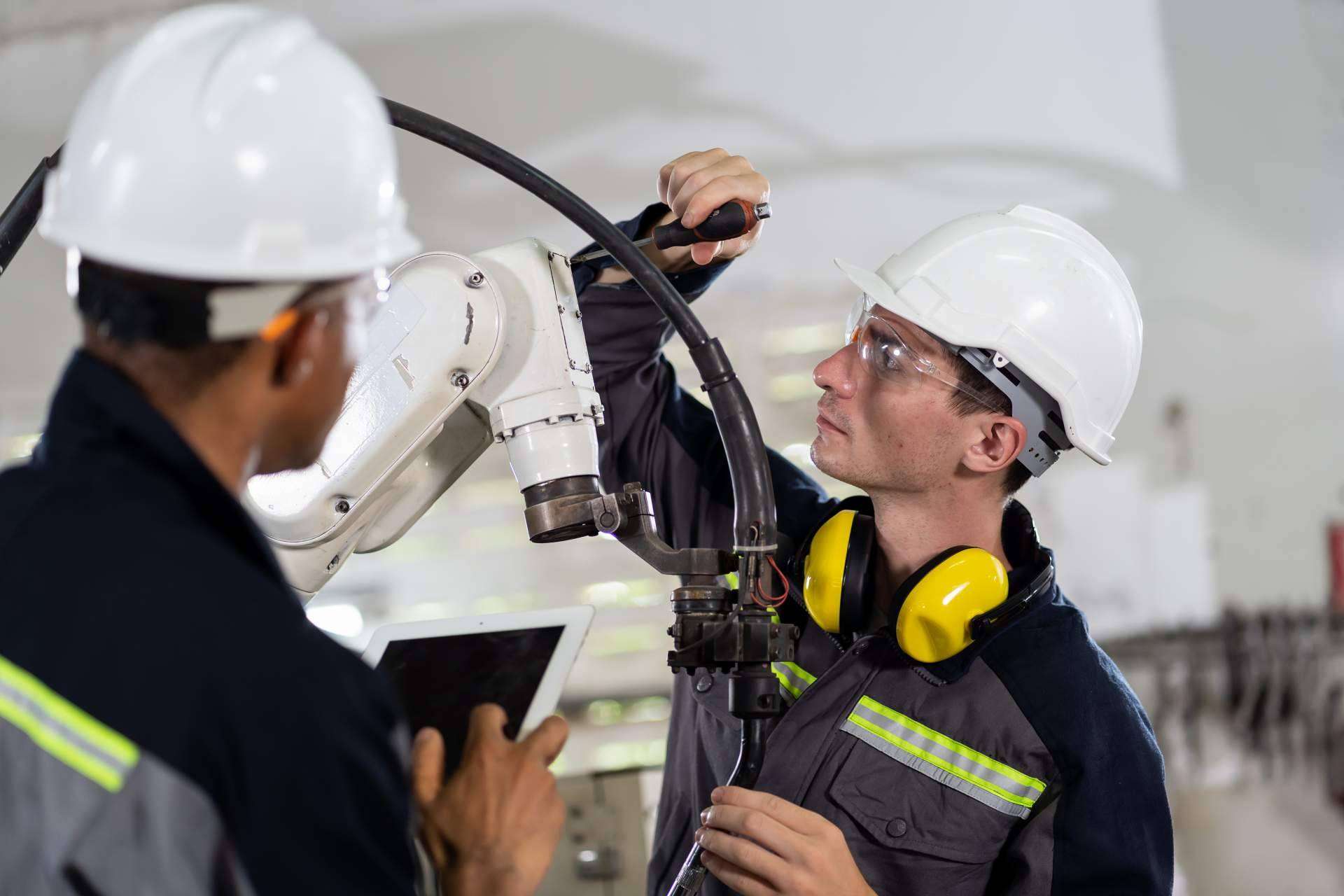 Servicios de inspección y control de calidad de la mano de BM Consulting Engineering