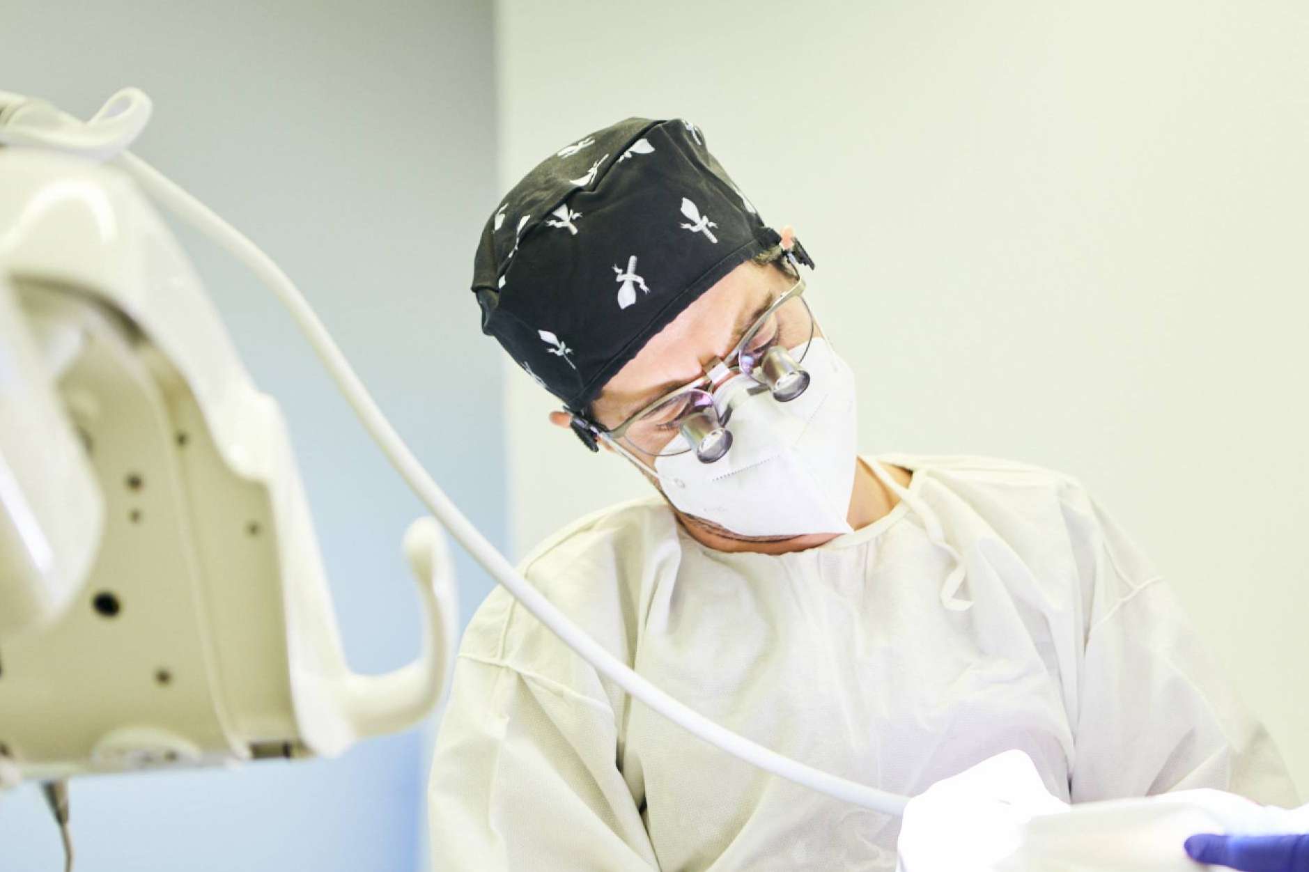Conseguir una sonrisa hasta 8 tonos más blanca en solo 45 minutos con el blanqueamiento dental con luz LED