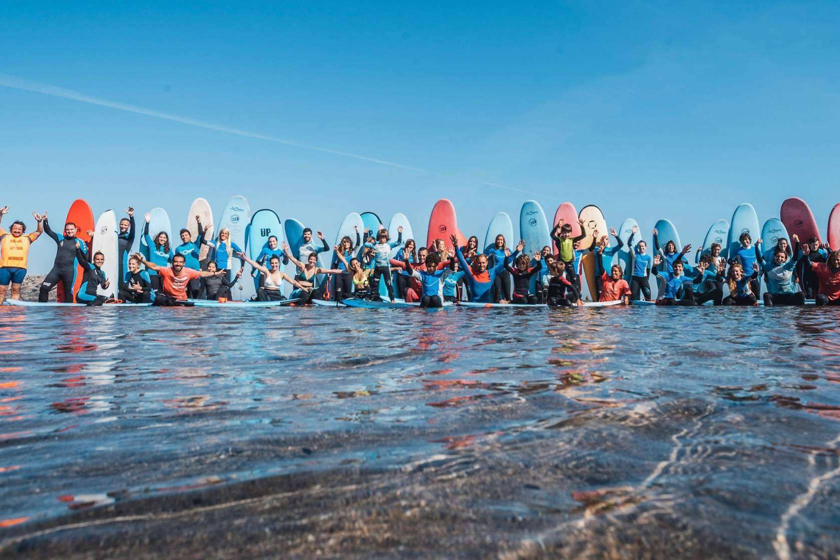 La escuela Family Surfers, Surfcamp Las Dunas, habla de la gran afluencia durante el verano para hacer surf en Salinas de Surfistas