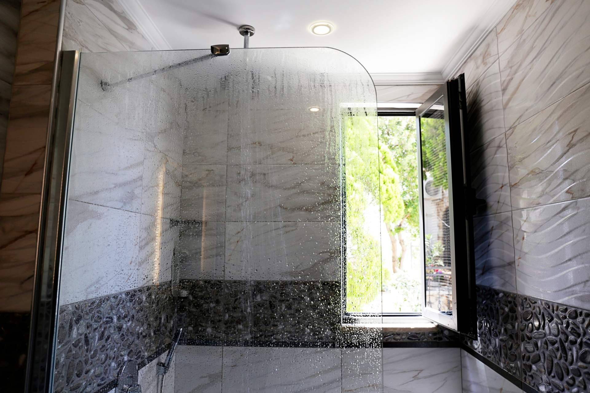 ¿Qué mampara de ducha y espejo de baño elegir?, de la mano de Balnearian