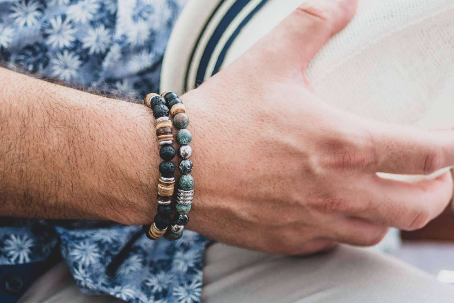 Las pulseras para hombre de MALOMALOTE perfectas para lucir outfits con mucho estilo