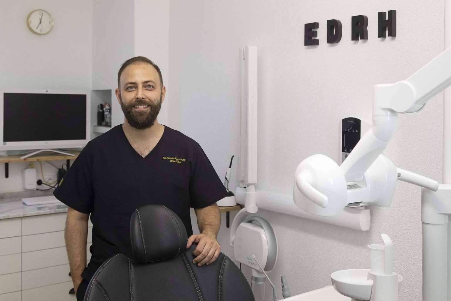 Recuperar la funcionalidad de la boca con implantes dentales en la clínica dental del Dr. Román Hernández