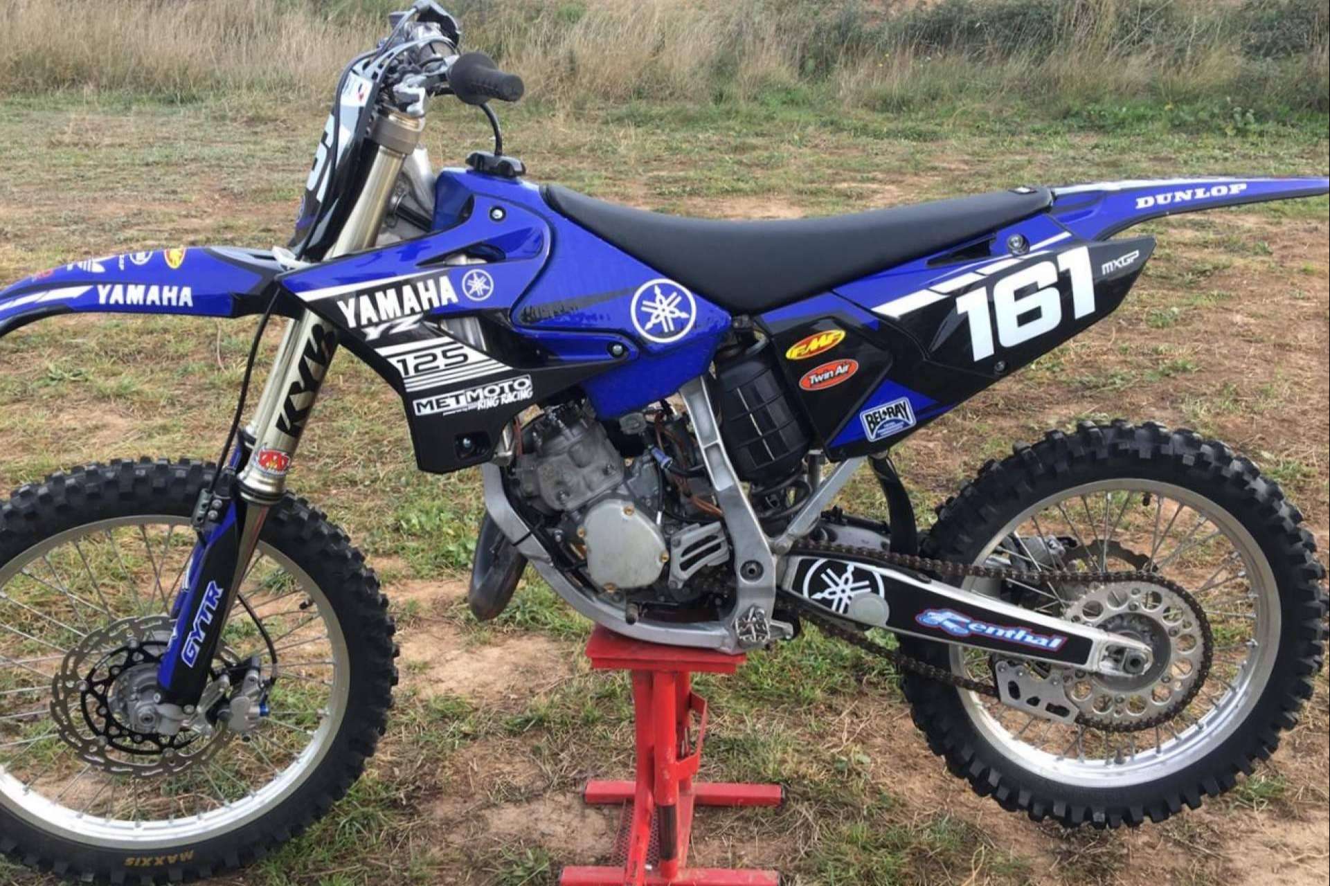 Plásticos y adhesivos para motos offroad, de la mano de ADHESIVOSEMBARRADOS