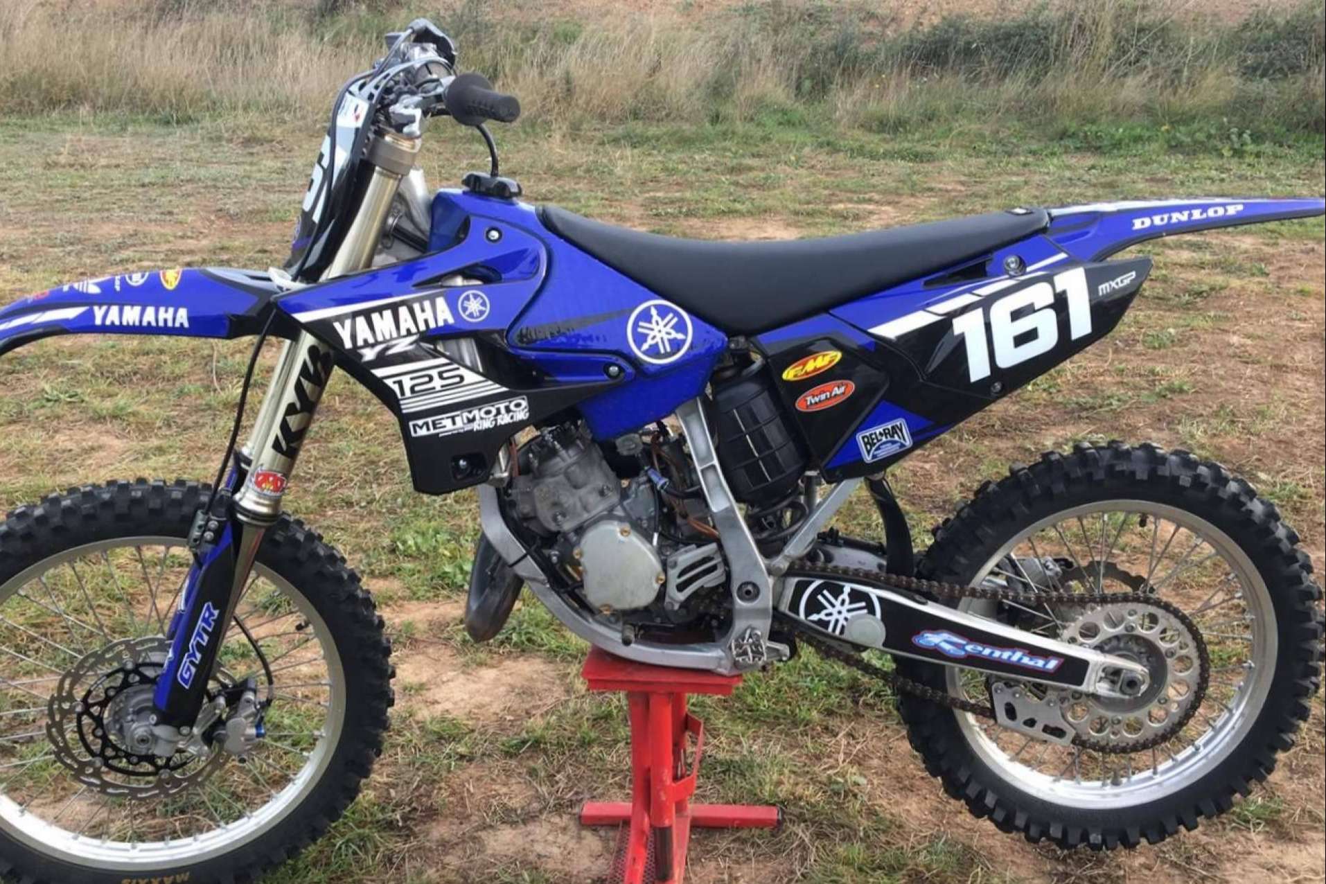 Plásticos y adhesivos para motos de cross y enduro en el catálogo de ADHESIVOSEMBARRADOS