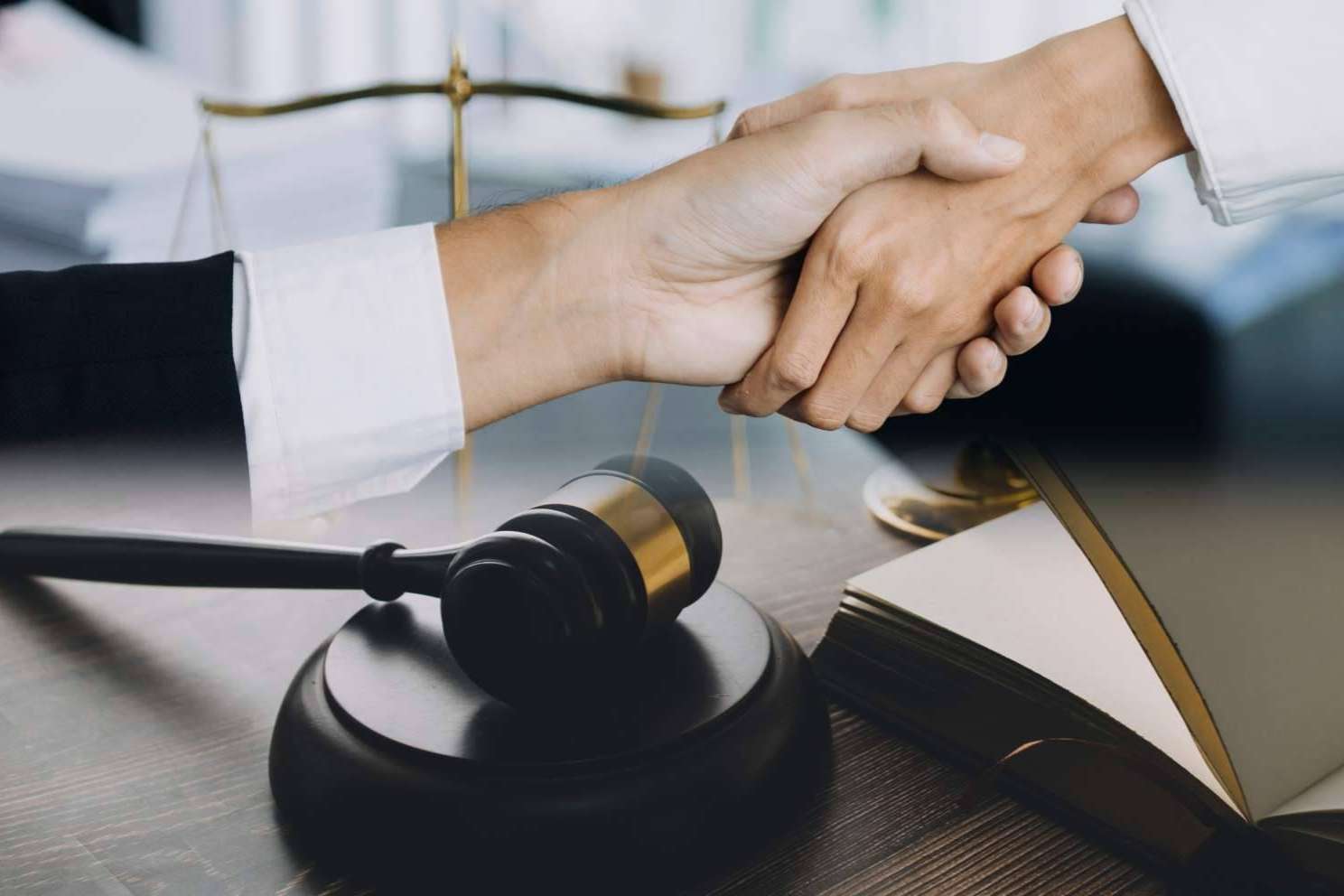 ¿Cuáles son los requisitos e instrucciones disponibles para adquirir el permiso de arraigo por formación?, con Legalcity