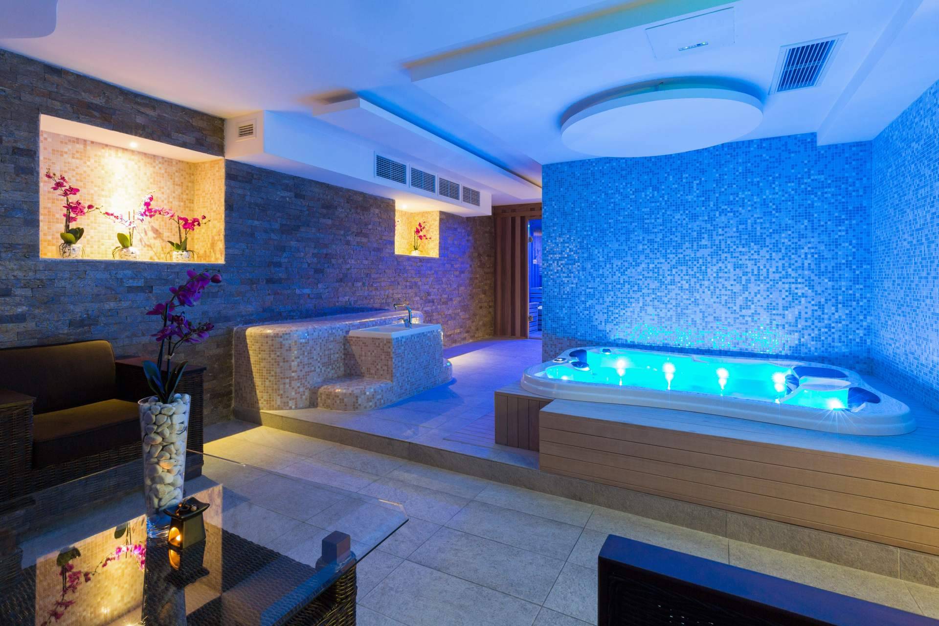 Hidroxury, empresa especializada en el sector de la salud y el bienestar, ofrece un jacuzzi interior para todas las necesidades
