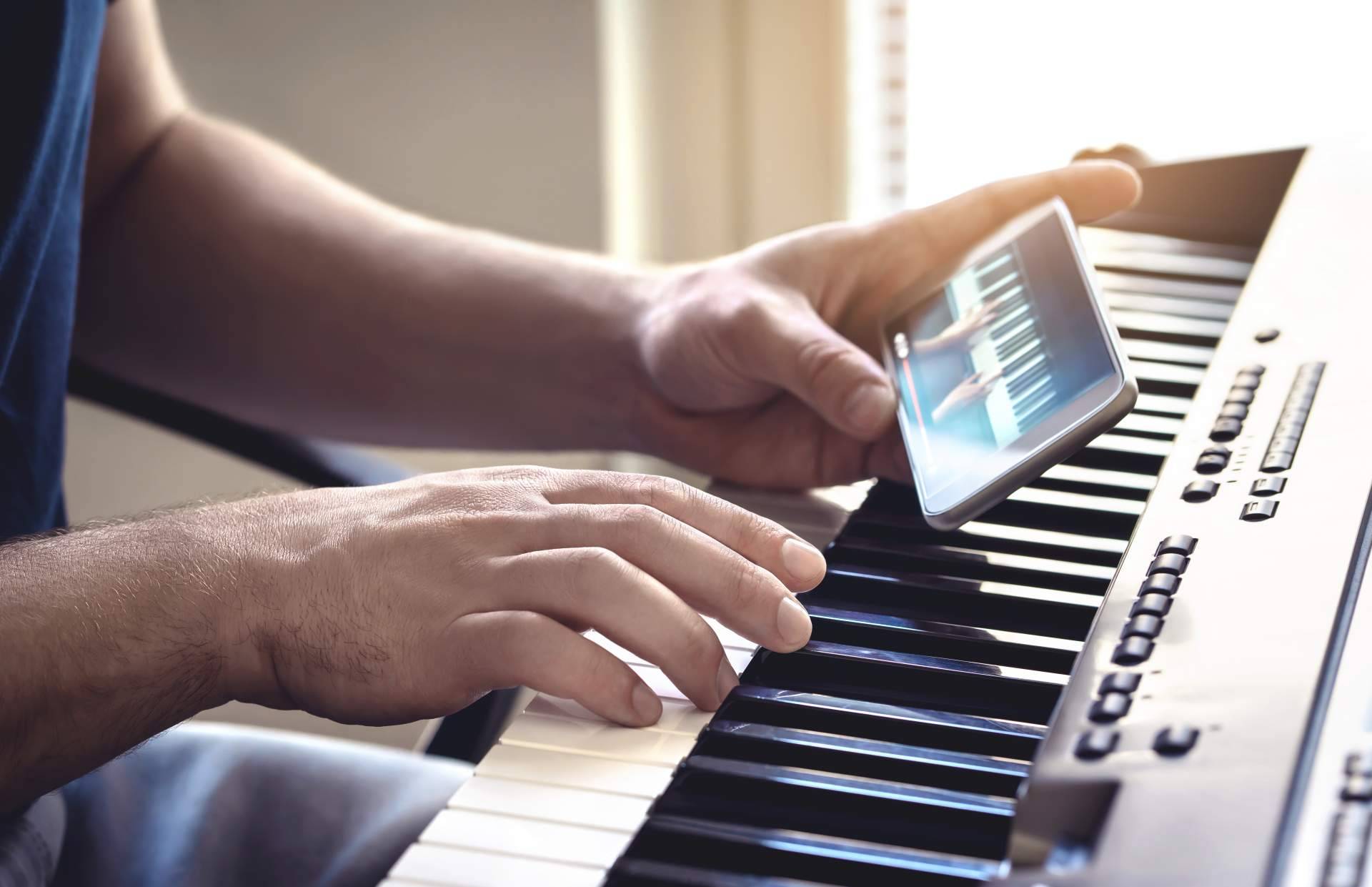 Las clases de piano online para todas las edades que imparte la Escuela de Música Erizo