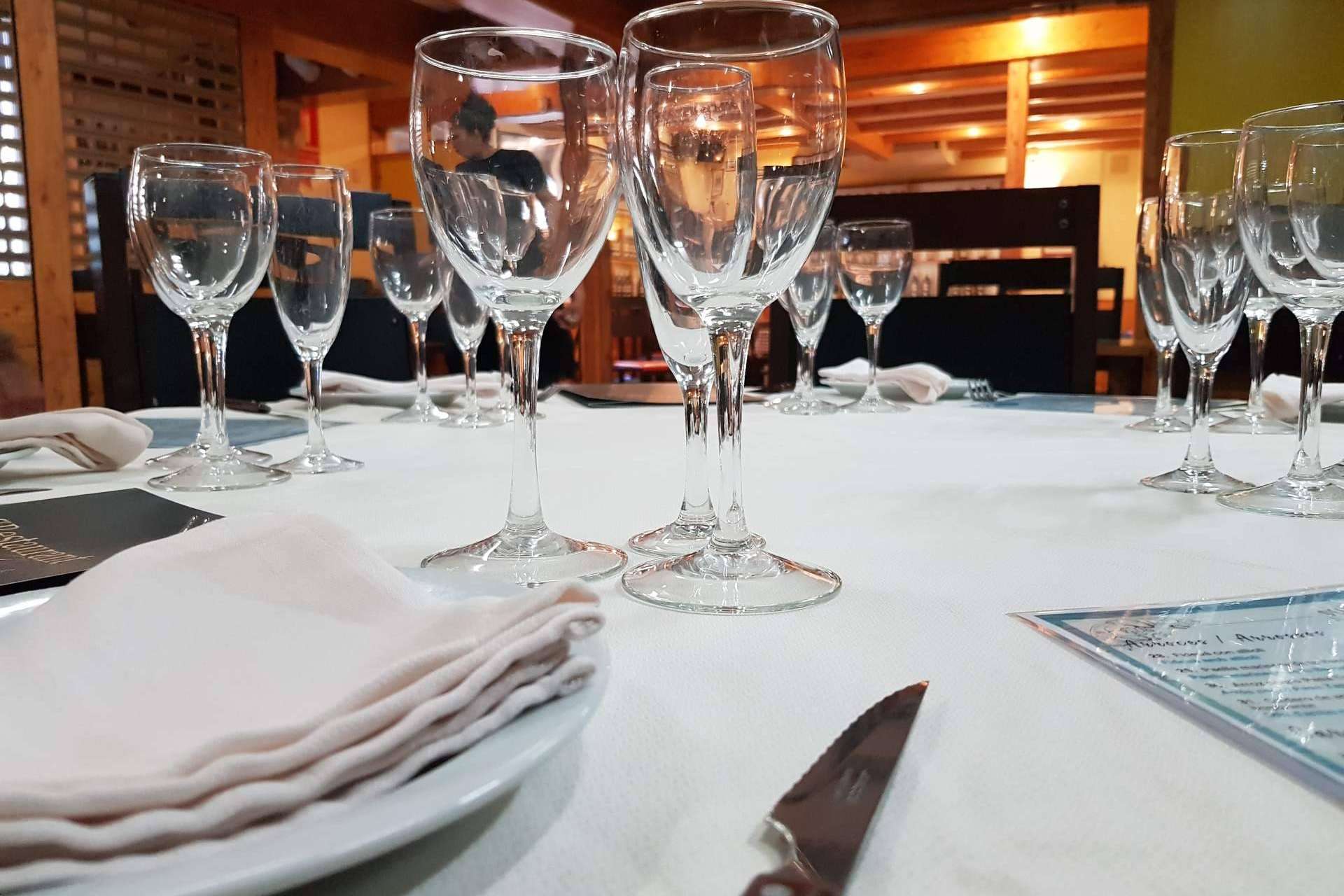 ¿Dónde hacer una fiesta en privado con espacios amplios y catering mediterráneo?, en Pasa Tapas