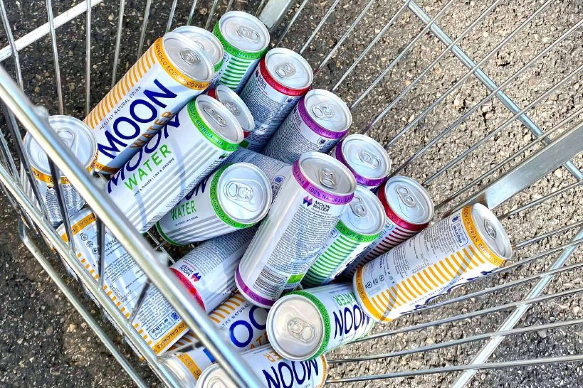MoonWater envasa todos sus productos con un packaging 100 % reciclable y reciclado de aluminio libres de plásticos