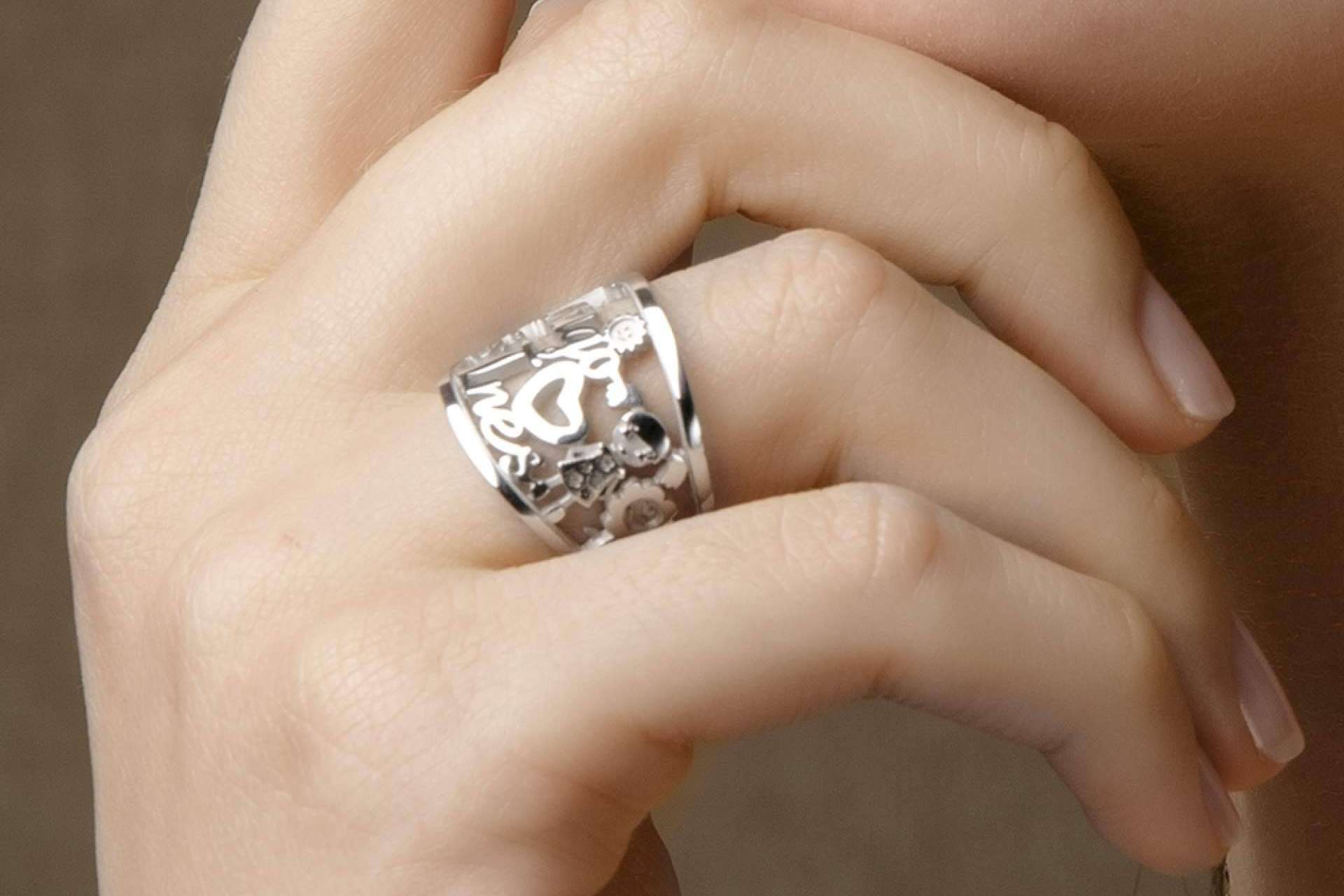 Obsequiar una joya personalizada con T-ADORO