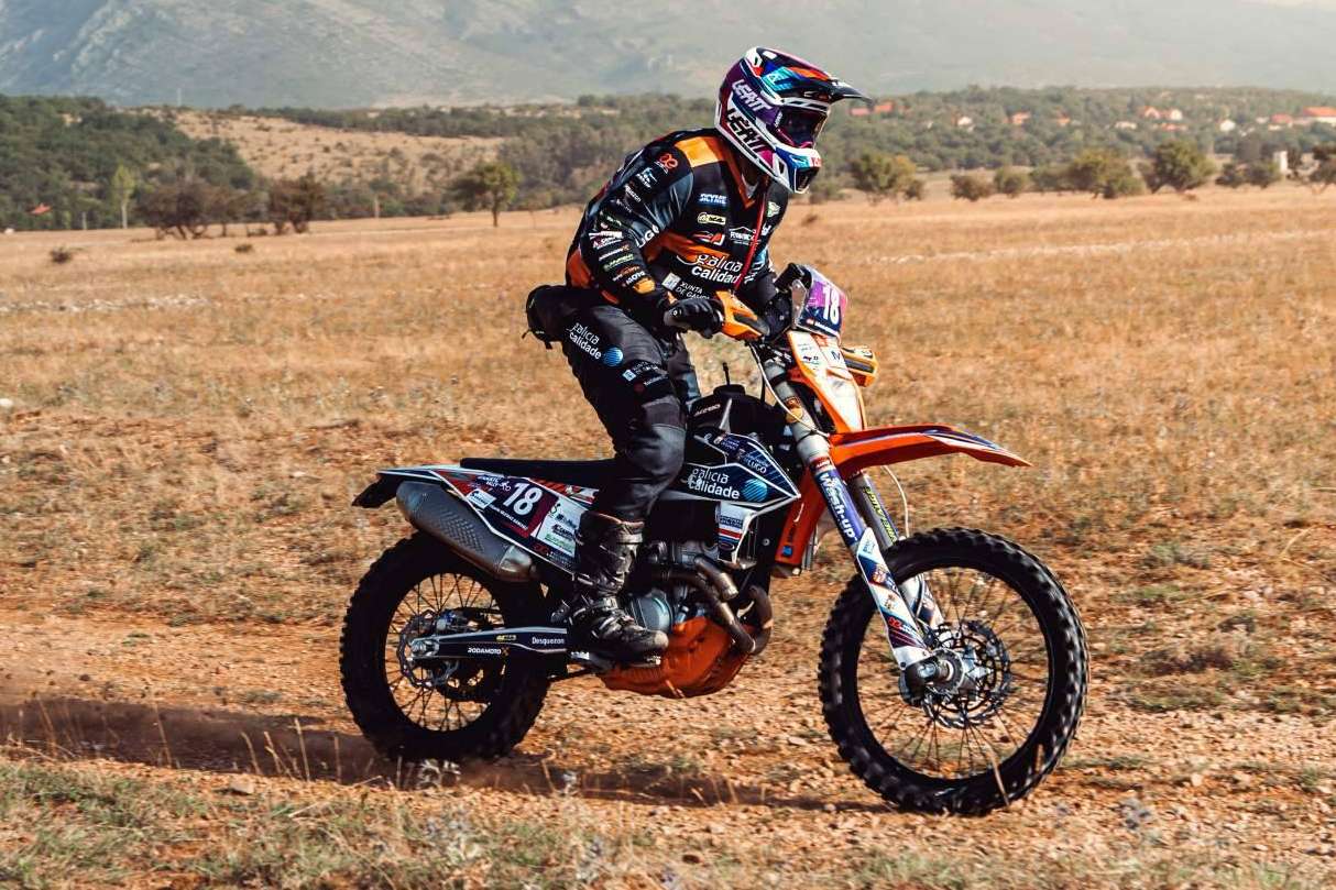ADHESIVOSEMBARRADOS permite renovar fácilmente la apariencia de una moto con plásticos y adhesivos para motos off-road