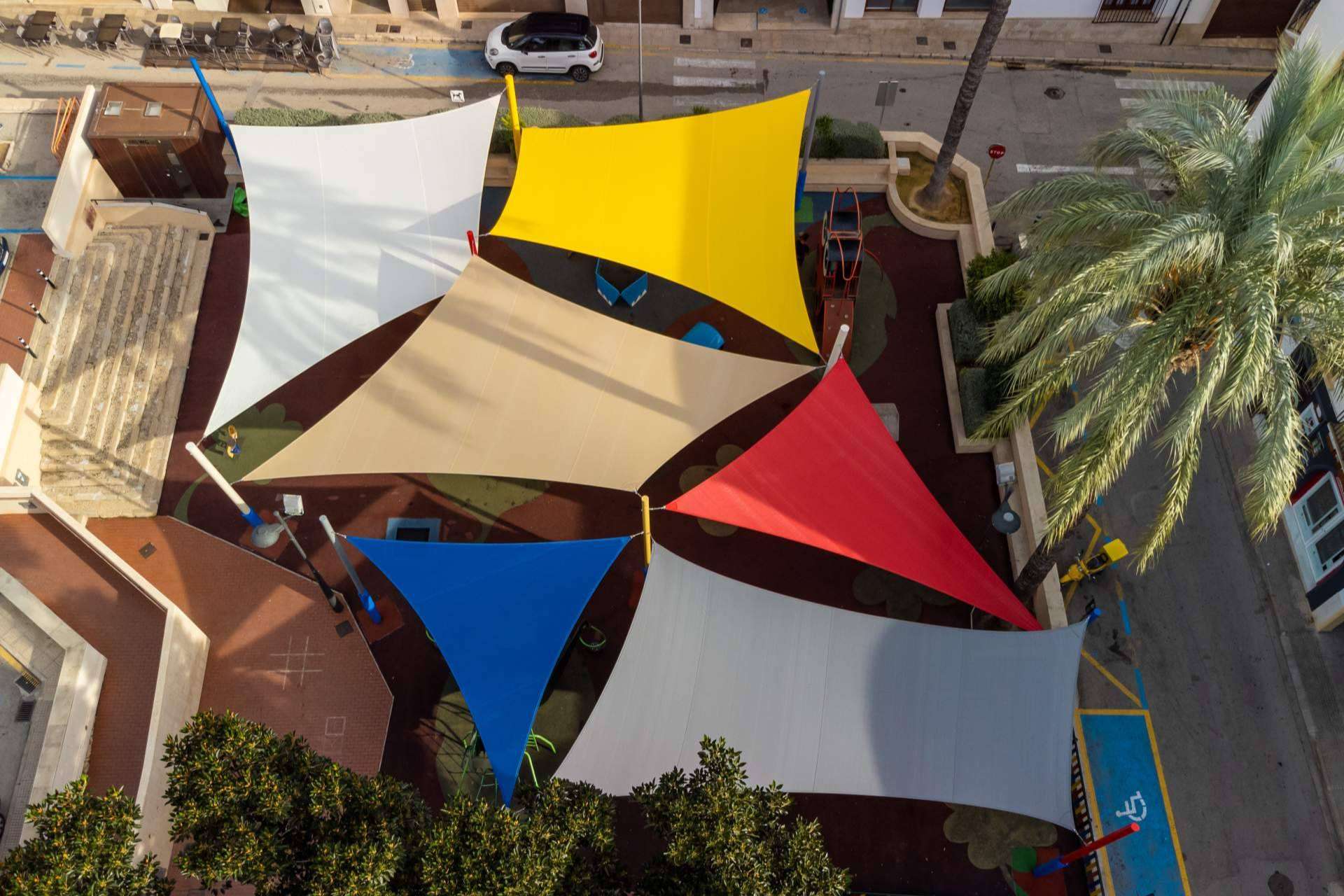 Protección solar y toques de distinción y exclusividad, juntos en los toldos tipo vela de Velas Alicante