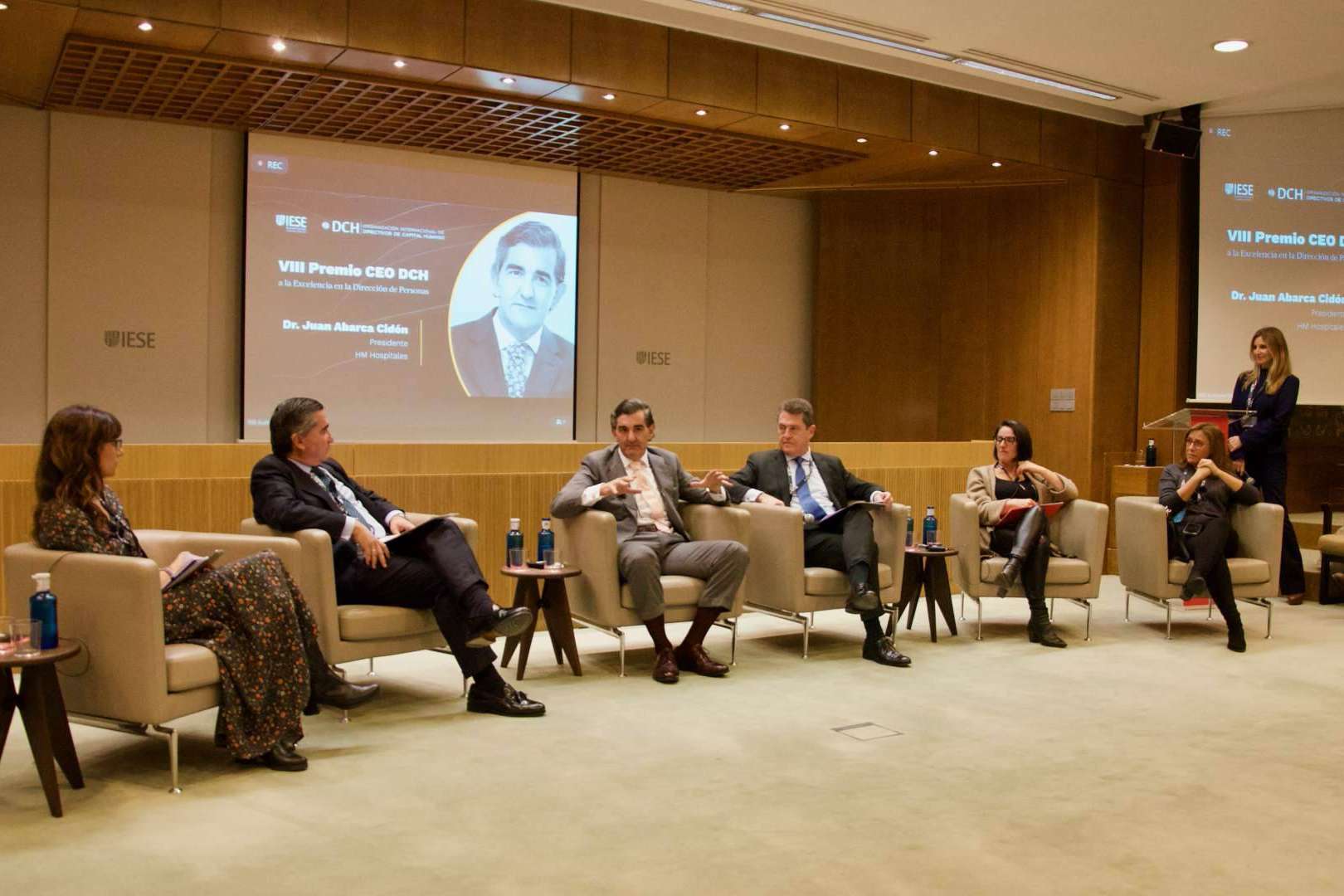 El Diálogo entre CEOs y Directivos de Capital Humano organizado por DCH e IESE cumple su octava edición y premia al Dr. Juan Abarca, Presidente de HM Hospitales