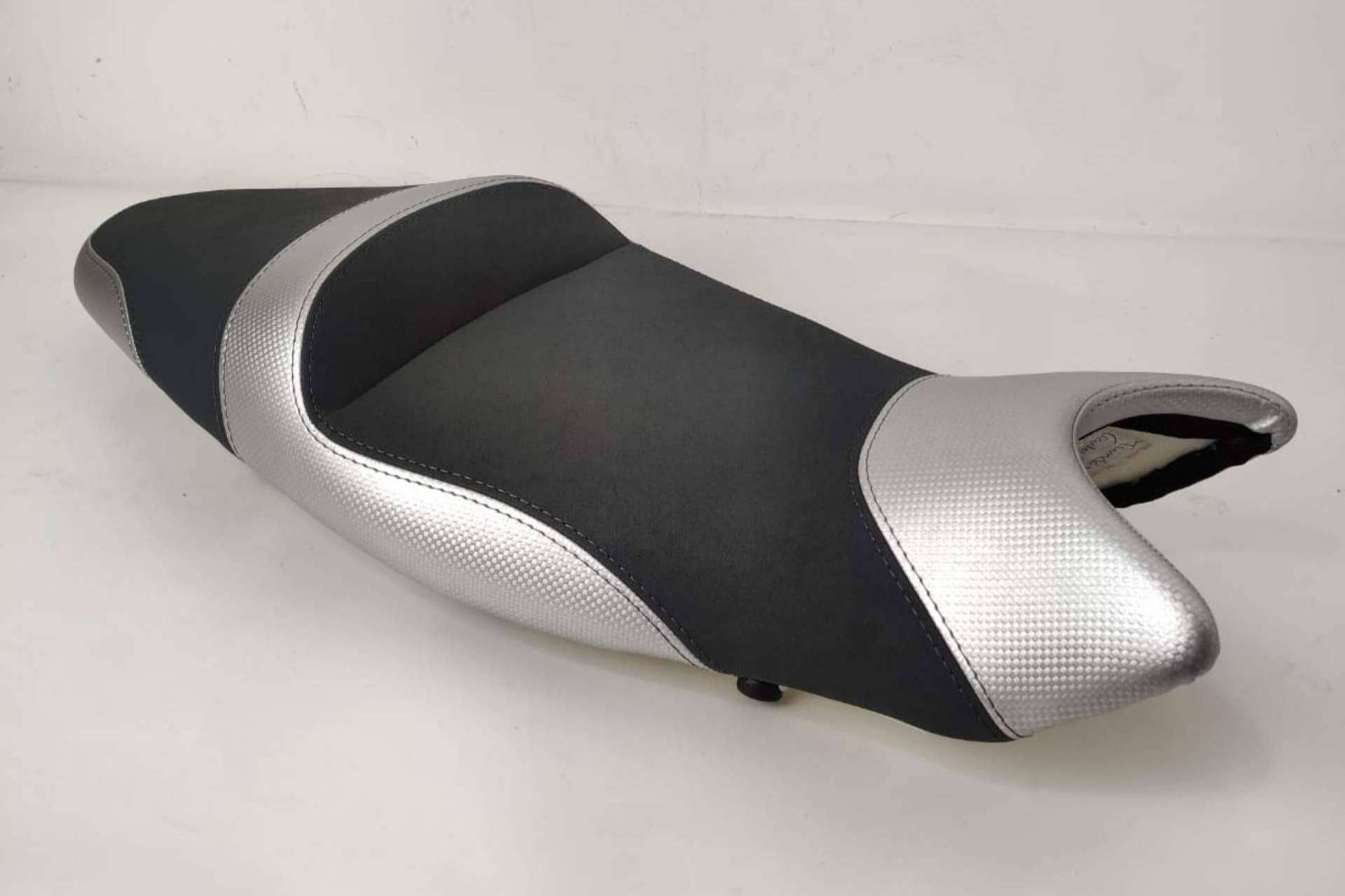 JM-FUNDAS realiza la personalización del asiento de moto para mejorar la experiencia en la carretera
