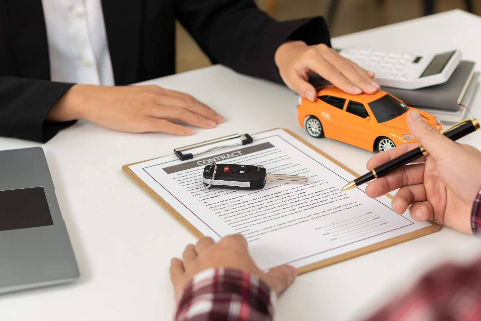 Llevar a cabo la transferencia de coches online mediante los servicios de Gestoría Jáuregui