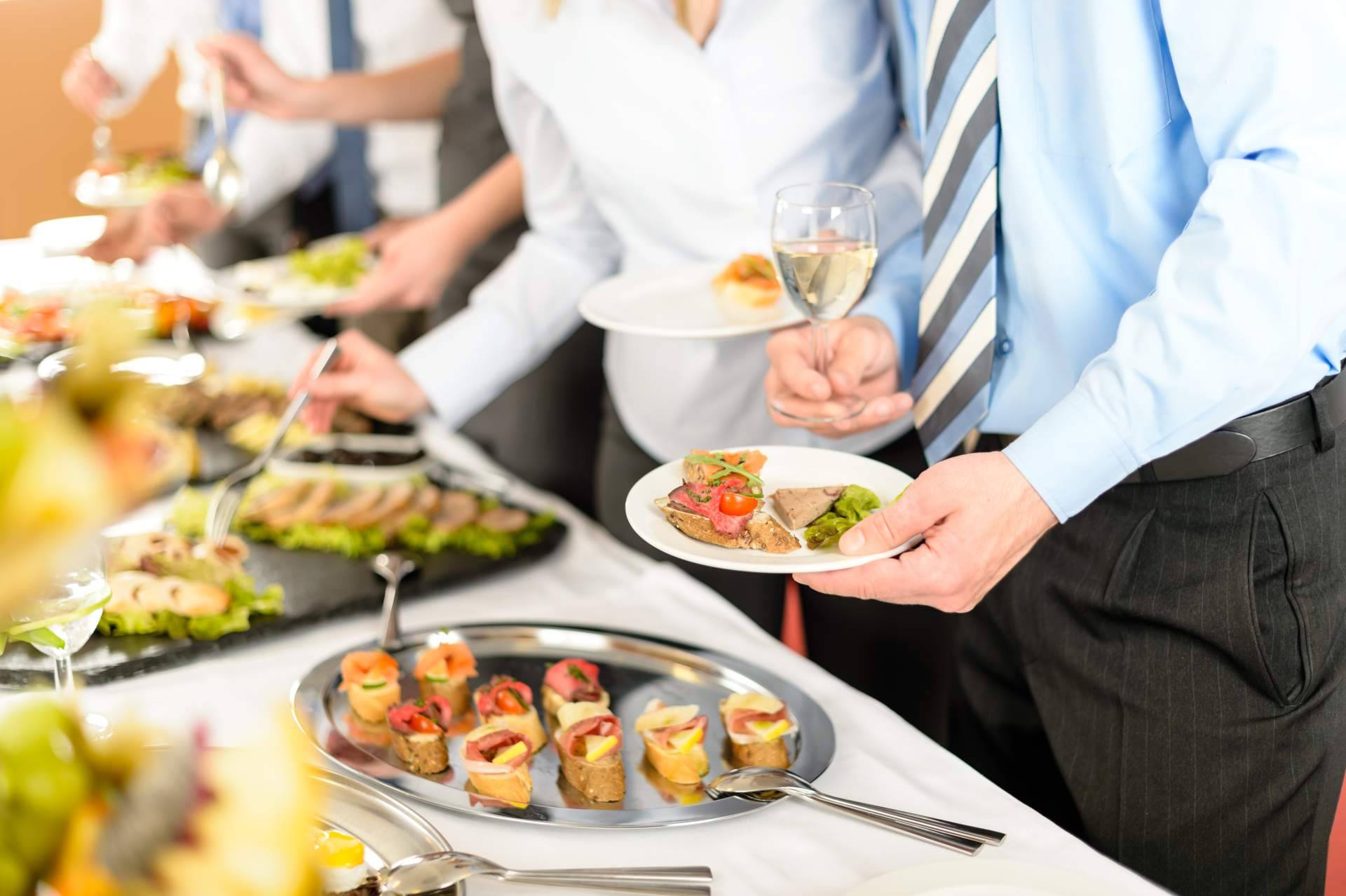 Cena y comida de empresa en Alicante con Despedidas Karamba