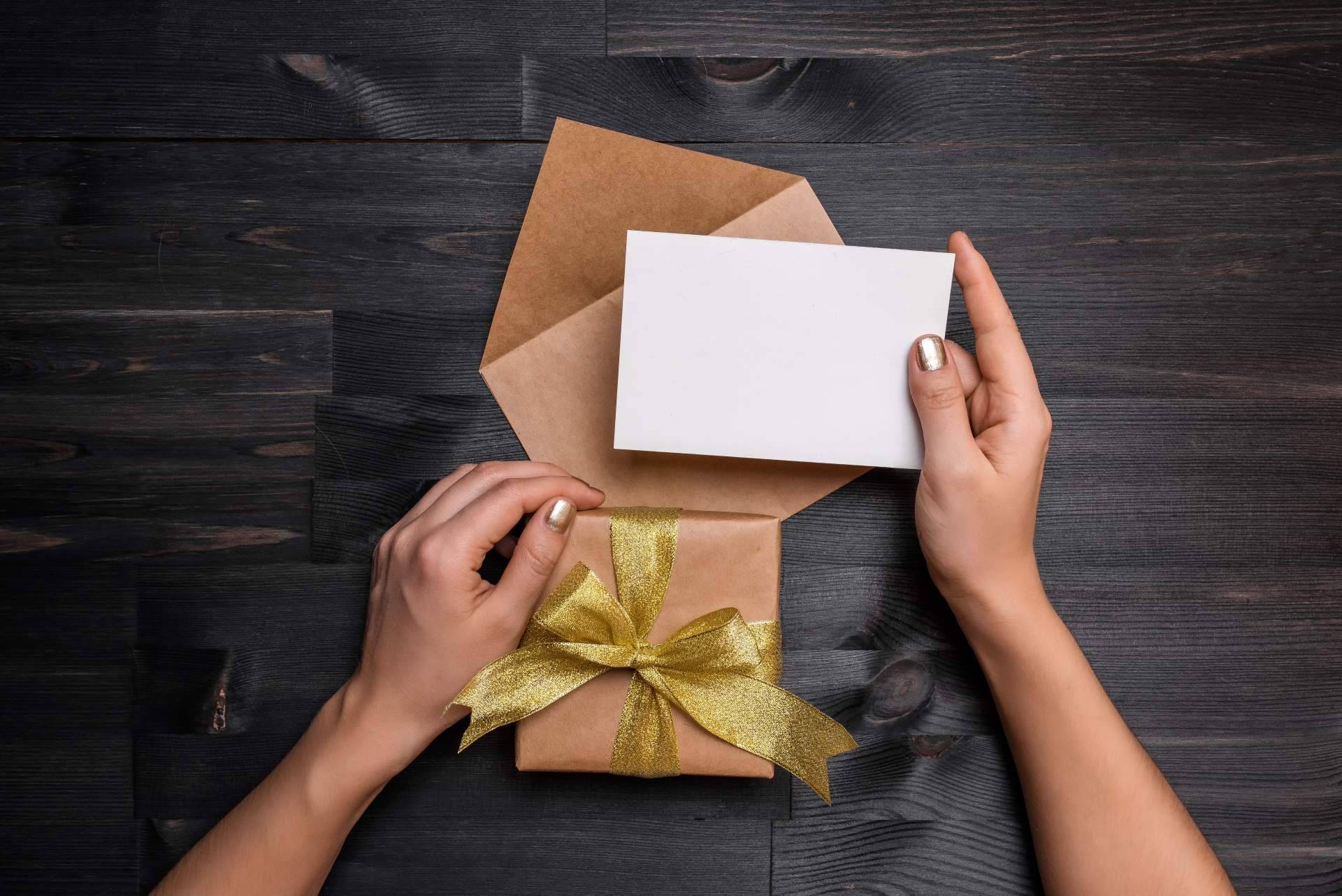 Adresles ayuda con el envío de maletas y regalos por correo