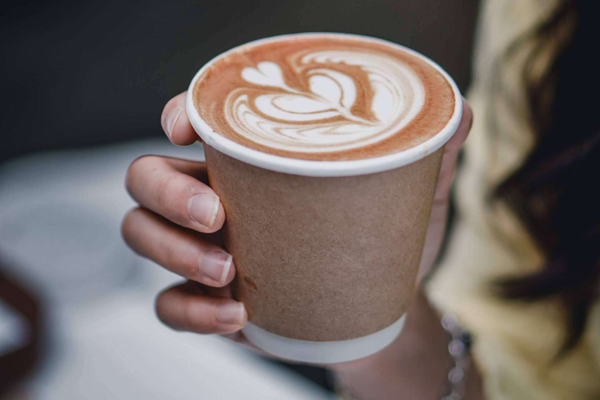 Tomarse un respiro con los vasos de cartón para café de la empresa Punto Qpack
