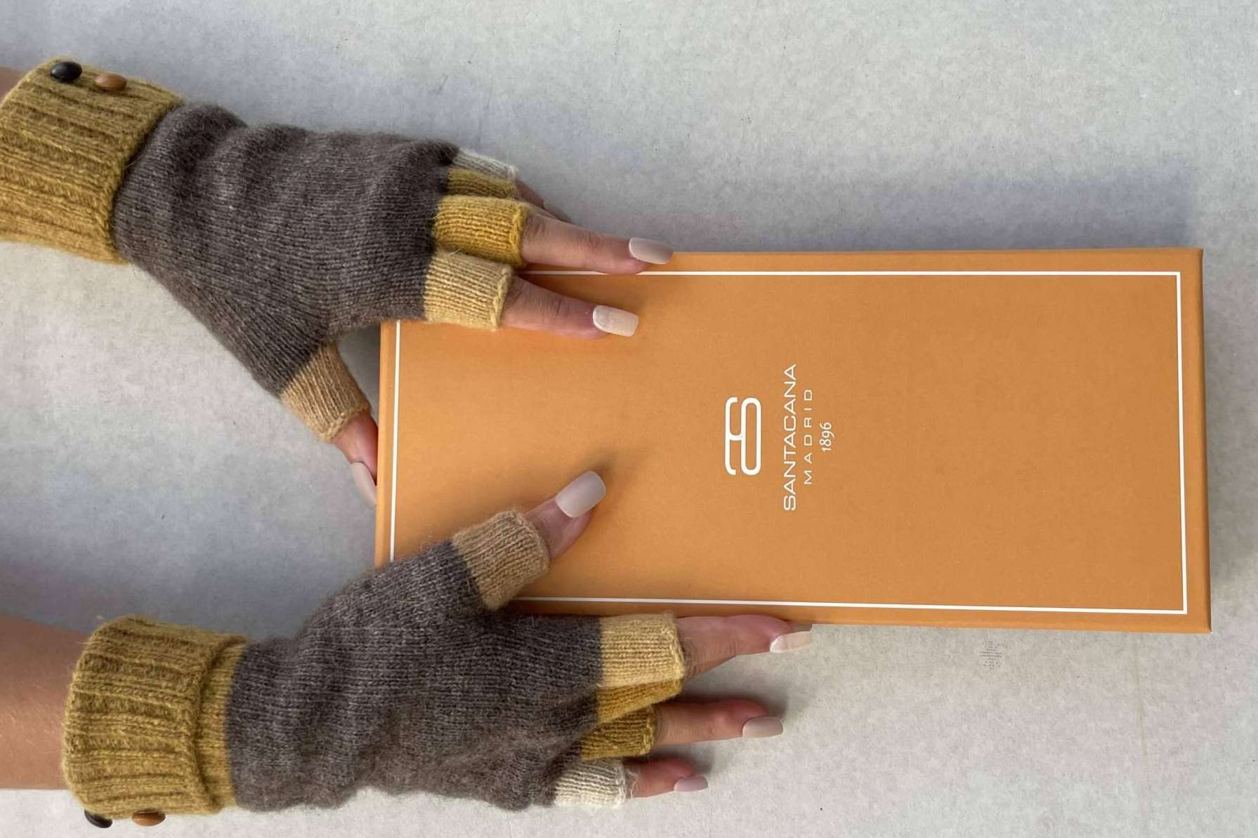 Los guantes y complementos de Santacana son regalos con los que es posible acertar esta navidad