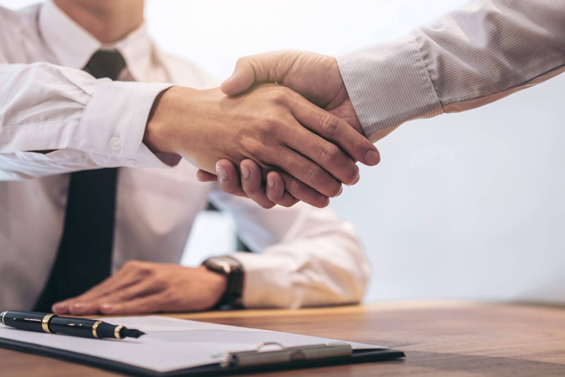 Razones por las que conviene contratar un seguro a través de un corredor