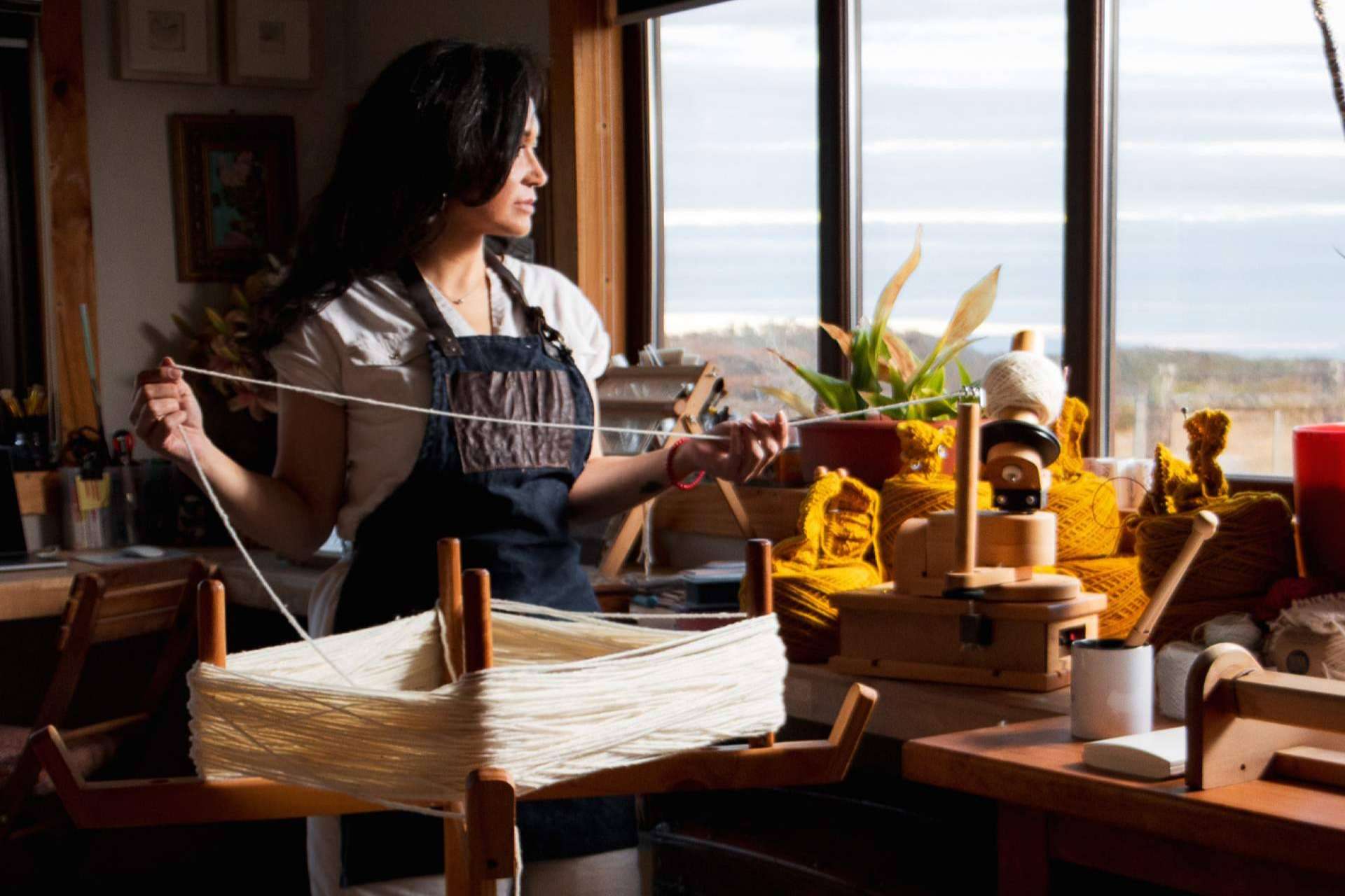 La artista textil, Claudia Wool, se muda desde la Patagonia a España para la creación de tapices inspirados en el Mediterráneo
