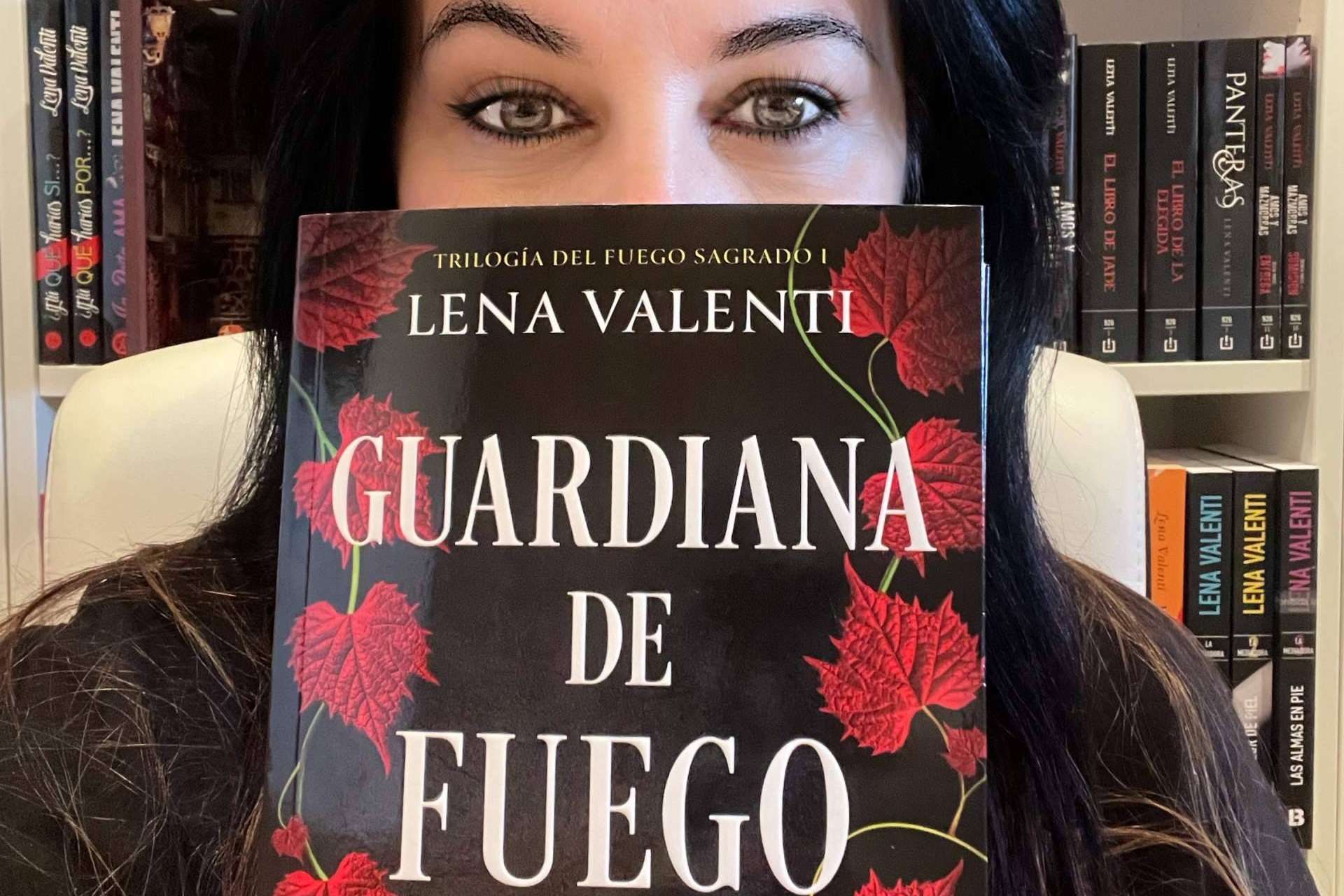 Lena Valenti, la escritora bestseller badalonense, presenta su expectante trilogía del 'Fuego Sagrado'