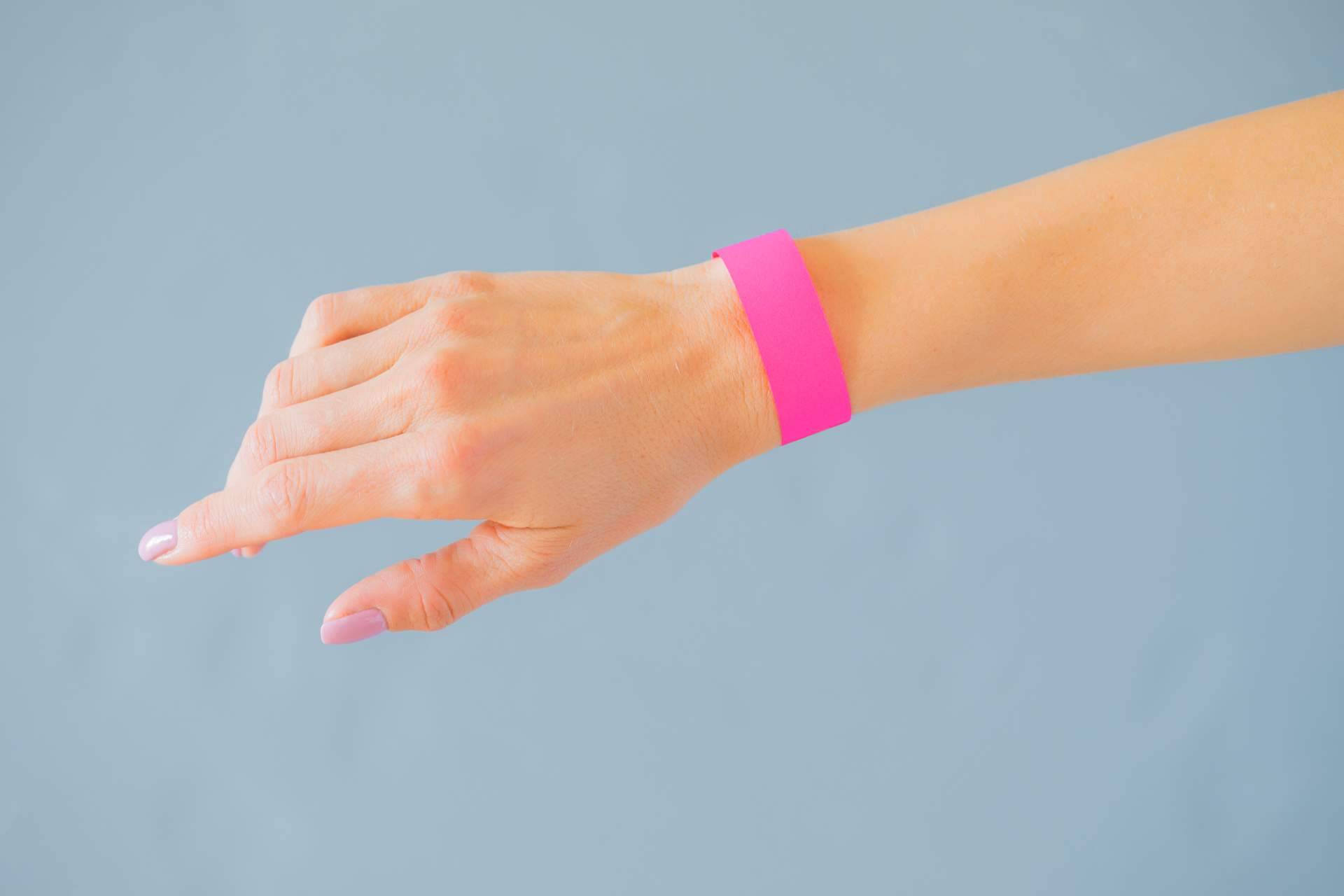 Las múltiples ventajas de las pulseras de tela para eventos, por Srflyer.com