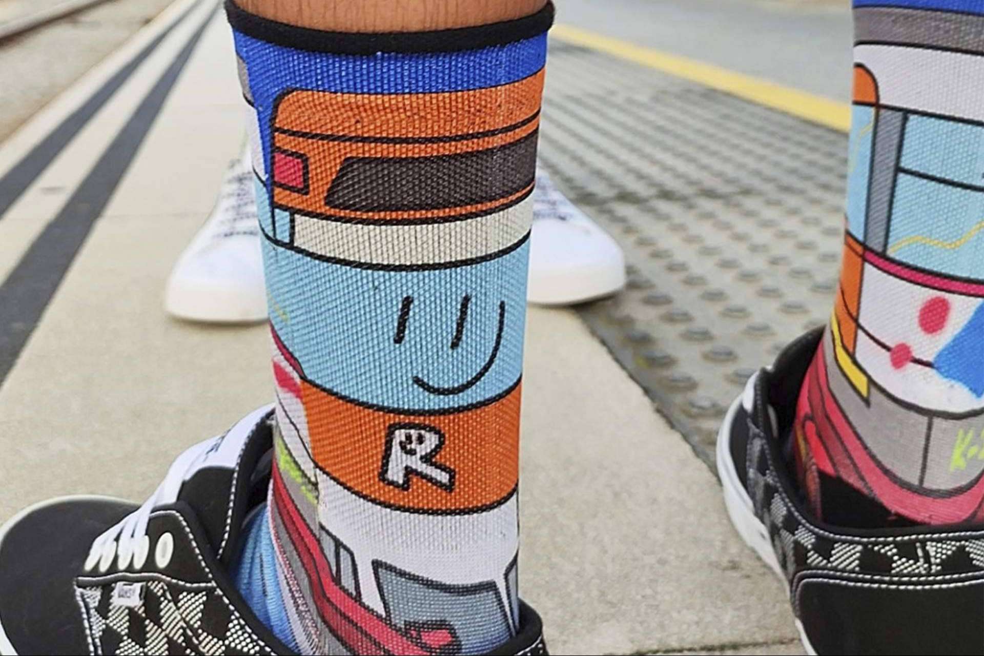 ISOKISI permite crear calcetines tie dye únicos