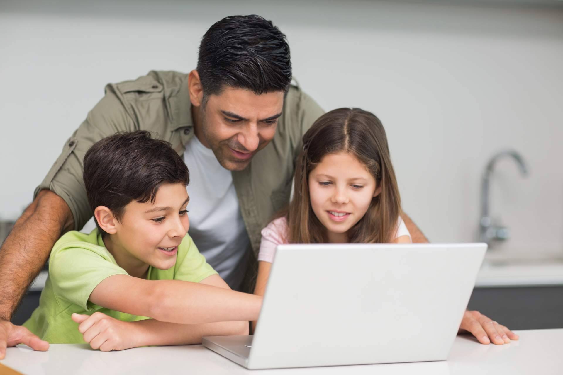 Asistir a clases de inglés online para hermanos de la mano de los profesores nativos de La Casita de Inglés
