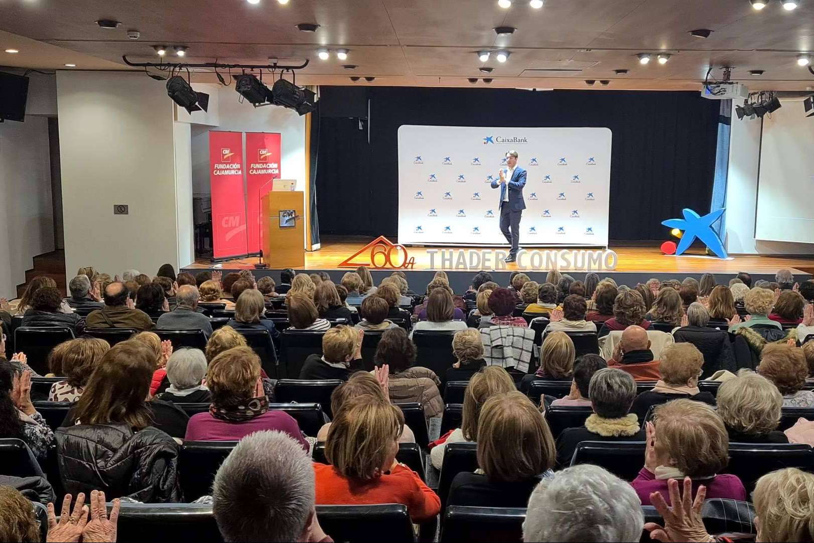 Más de 200 personas asisten a la presentación del libro 'Las 10 claves del bienestar'