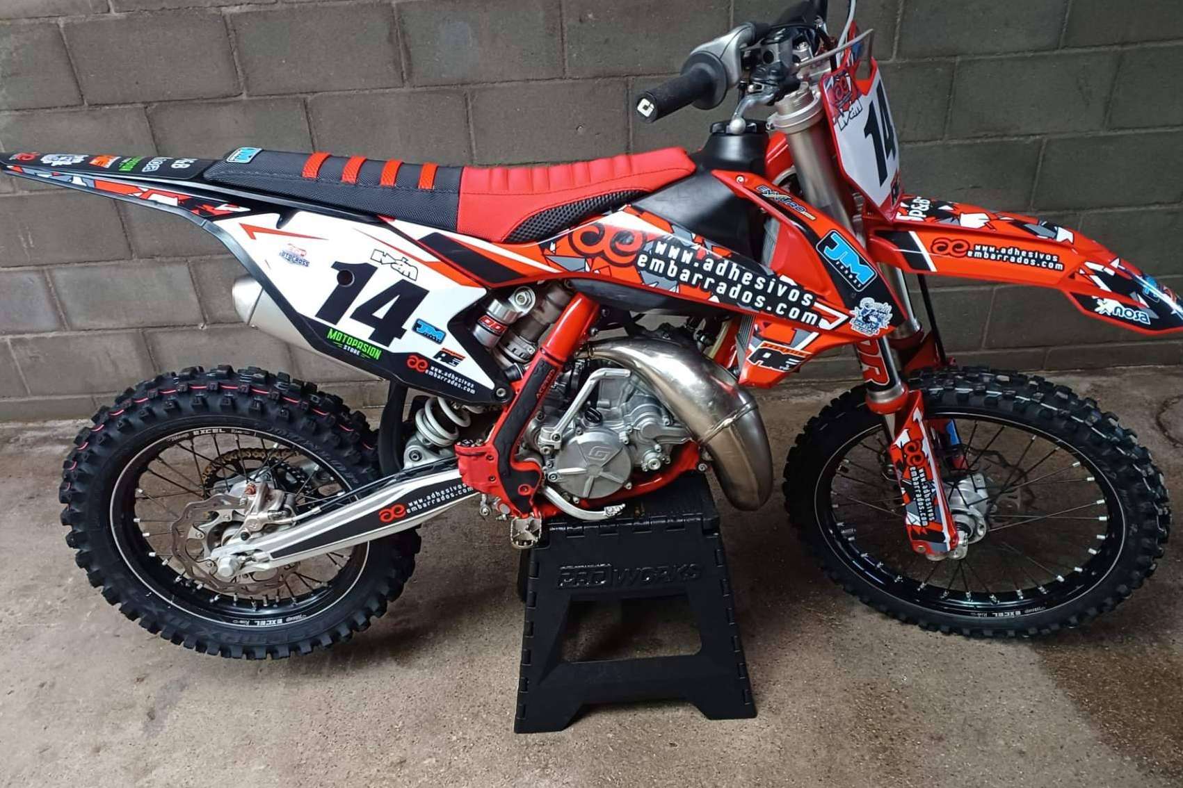 ADHESIVOSEMBARRADOS y sus pegatinas para motos personalizadas