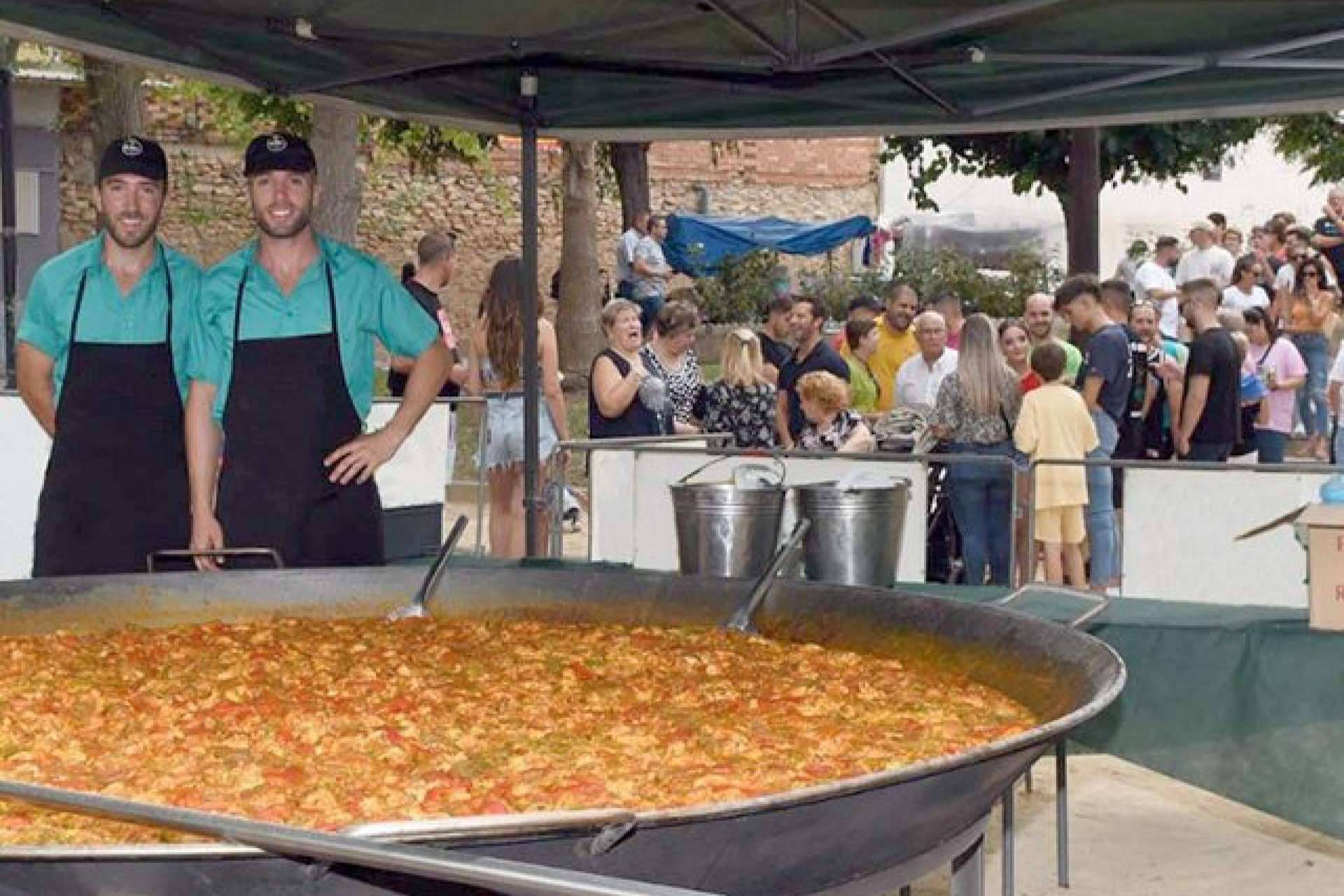 Las razones para elegir un catering de paella gigante en las celebraciones, con El Paellero