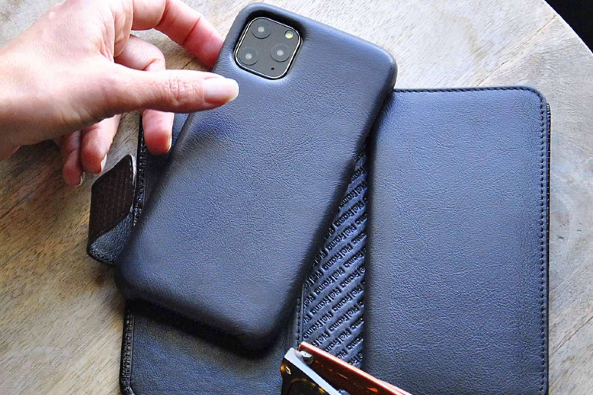 Una cartera de piel porta móvil cómoda, versátil y práctica, Walletmagnum de Piel Frama
