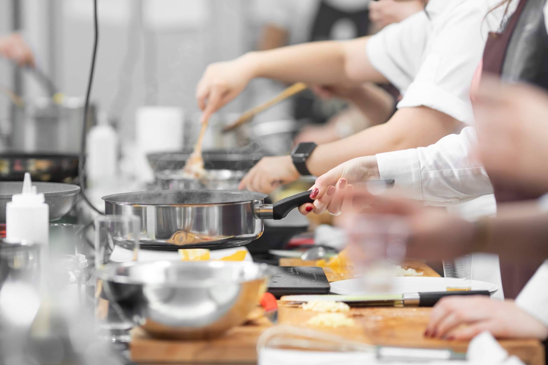 Actividades de team building de cocina para empresas con Just Royal BCN