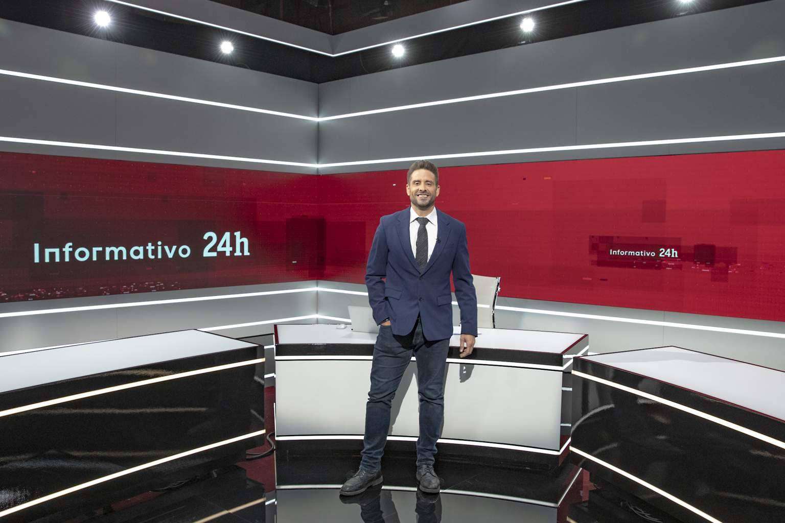 El presentador de noticias de TVE que destaca por su versatilidad y enfoque creativo, Àngel Pons