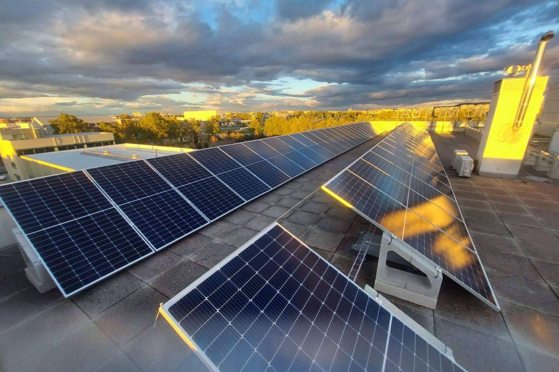 Instalación de paneles solares en viviendas unifamiliares, empresas y comunidades