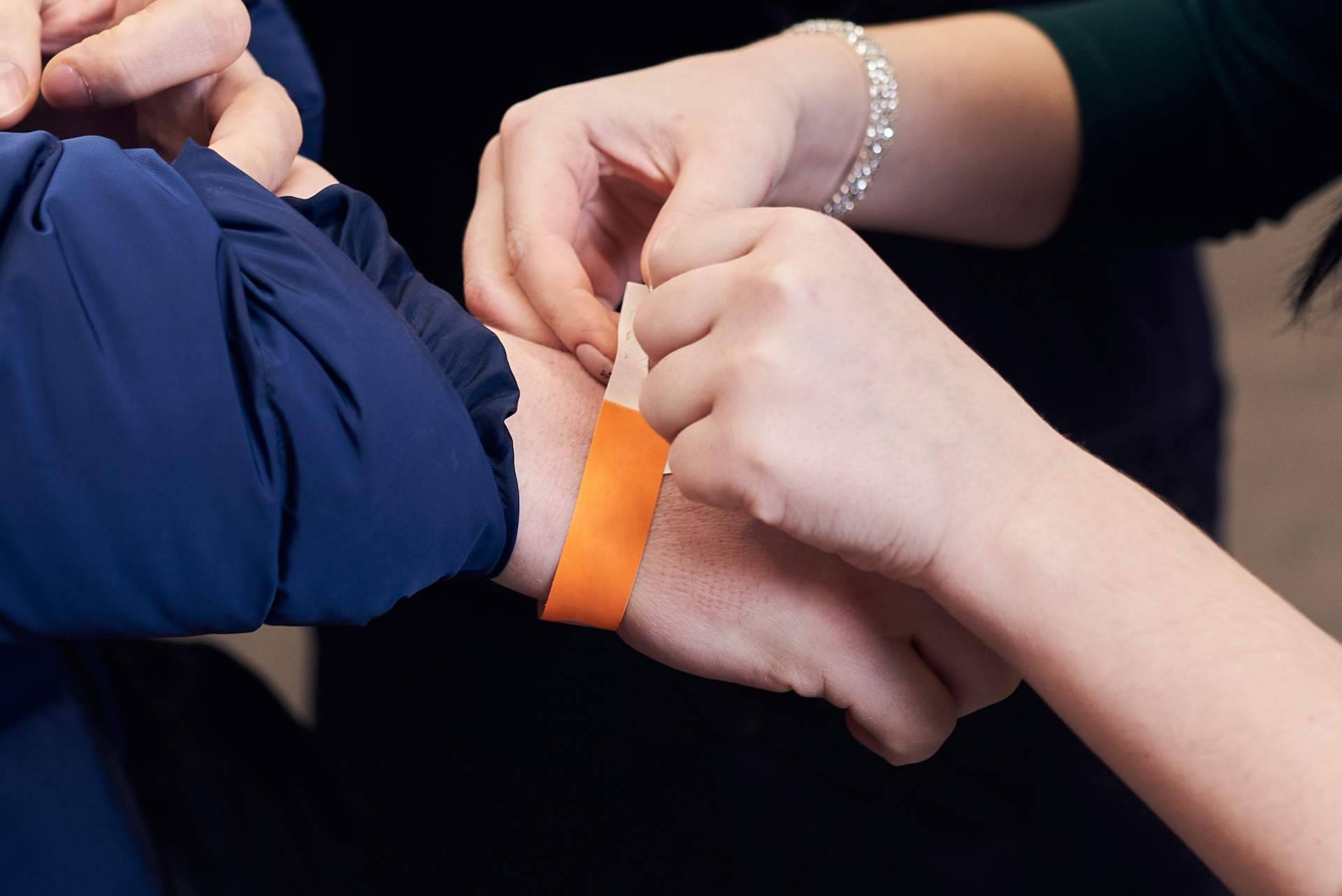 Pulseras Tyvek; la opción perfecta para identificación en eventos gracias a su resistencia y adaptabilidad